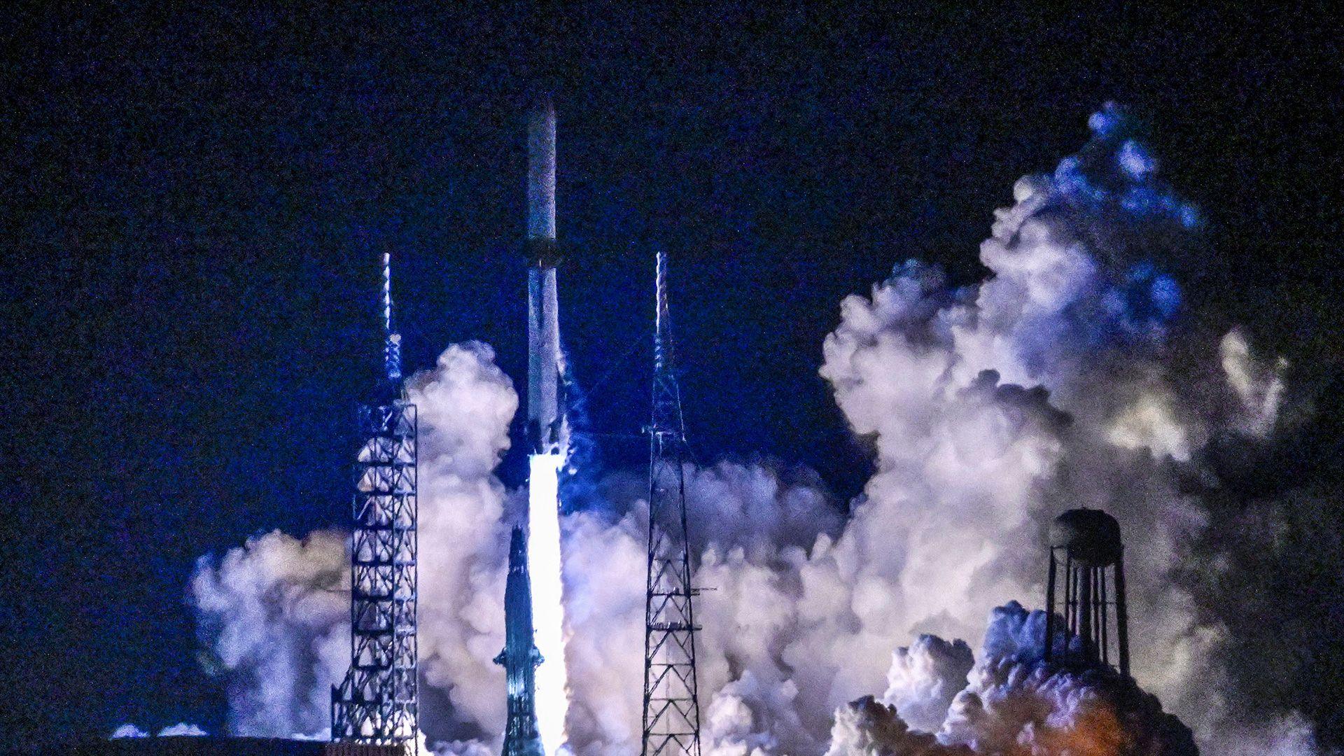 Delayed New Glenn rocket launches