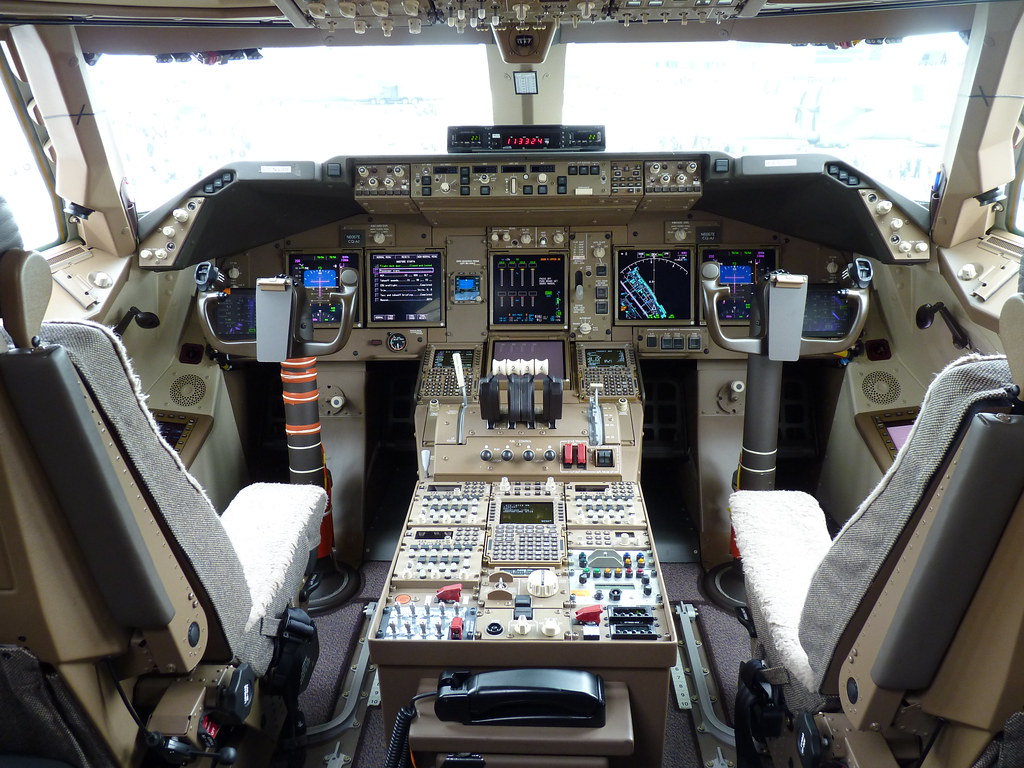 Boeing 747 8 Intercontinental Cockpit