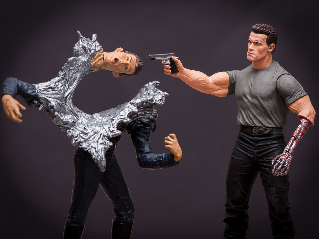 T 800 Vs T 1000. Neca Vs McFarlane 7