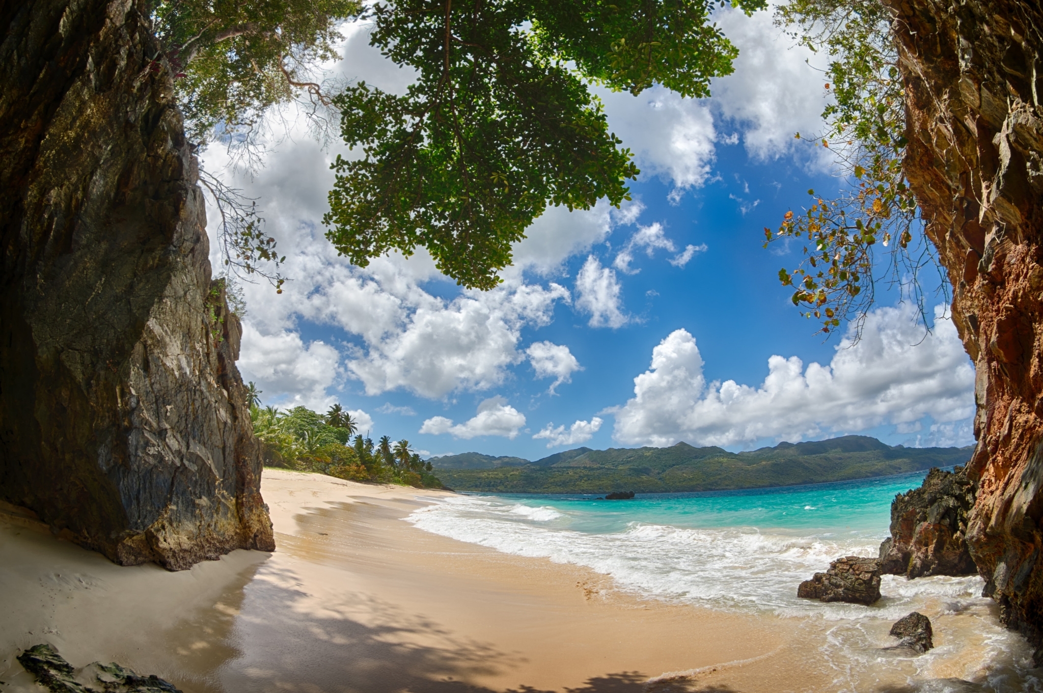 HD Wallpaper of a Serene Beach Escape