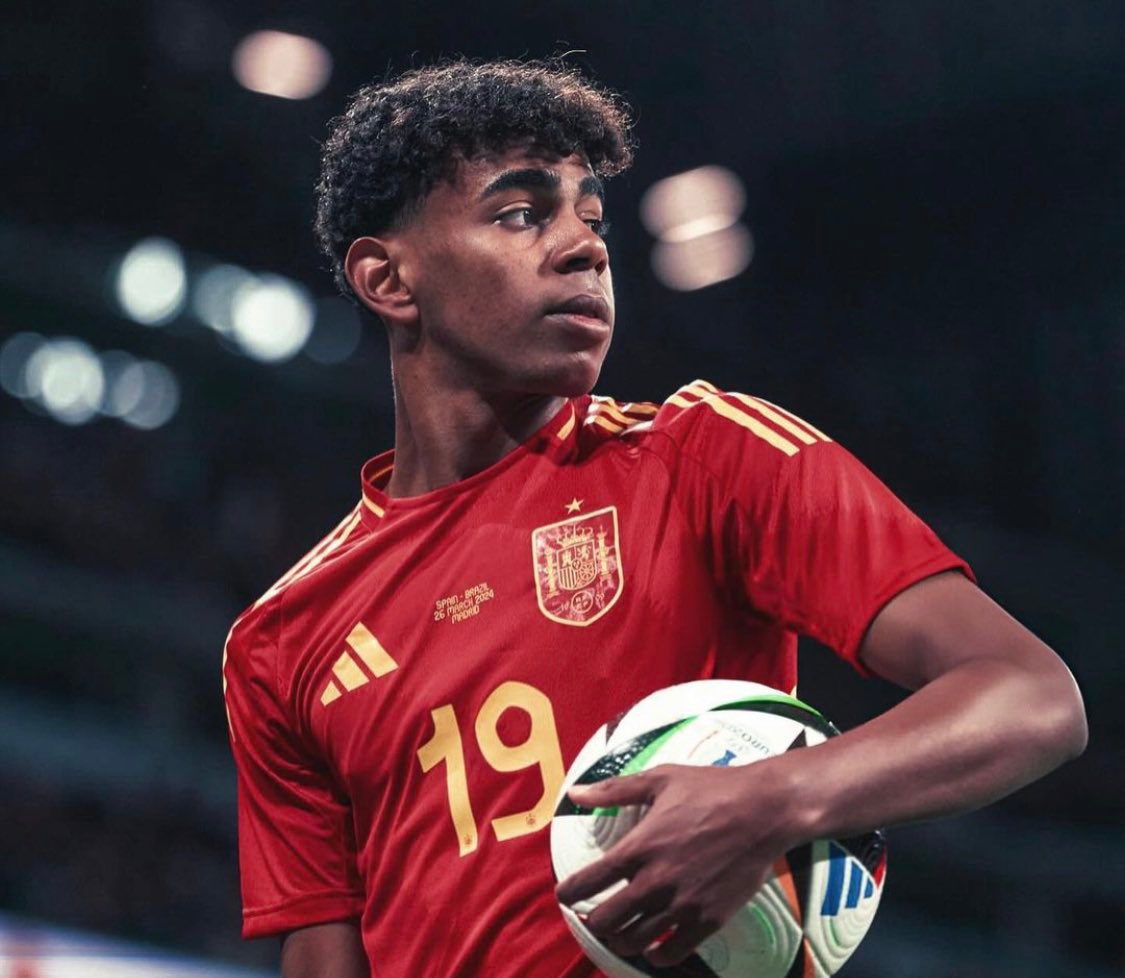 eclipse Messi or Ronaldo