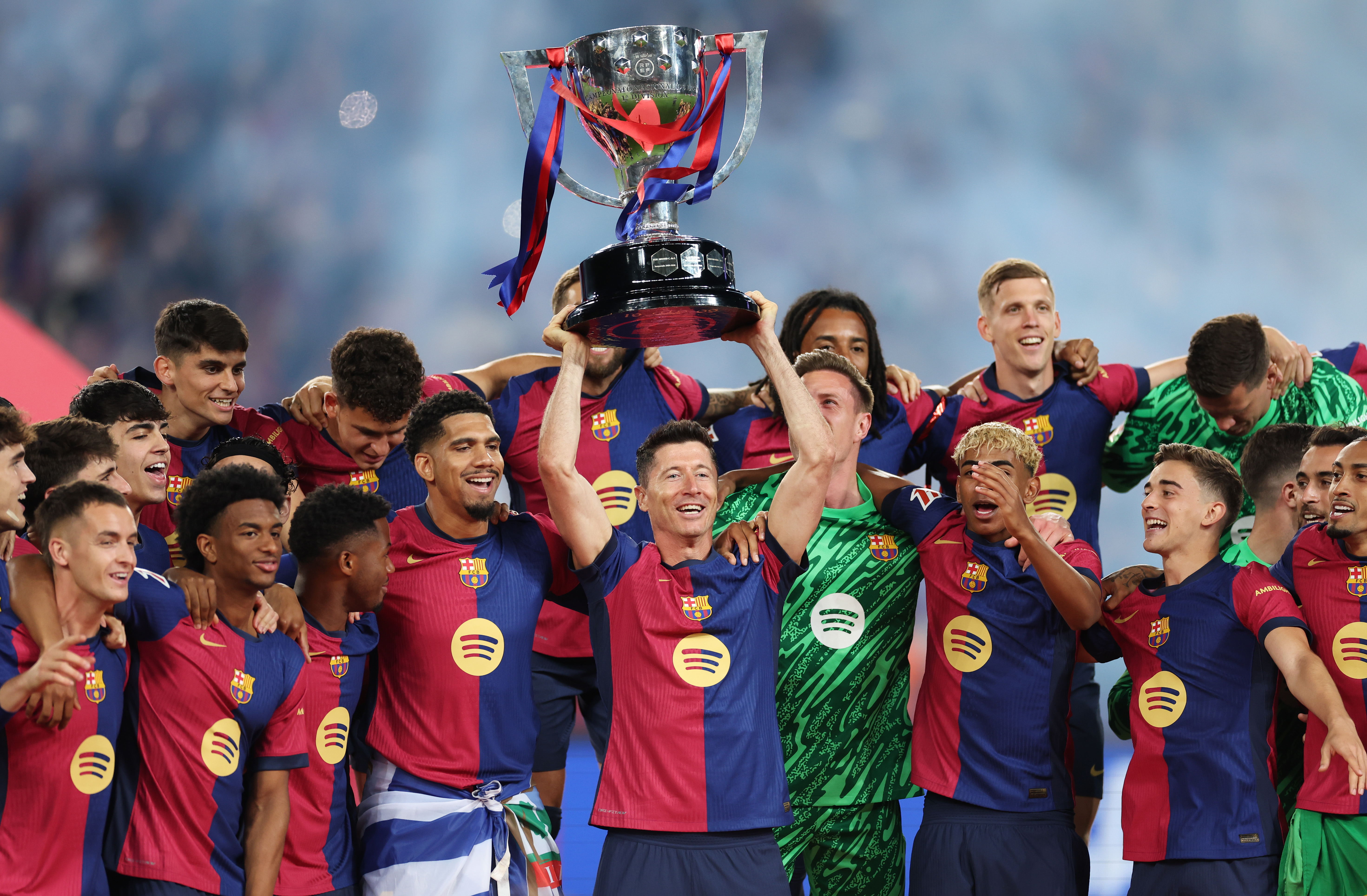 Barcelona lift La Liga trophy