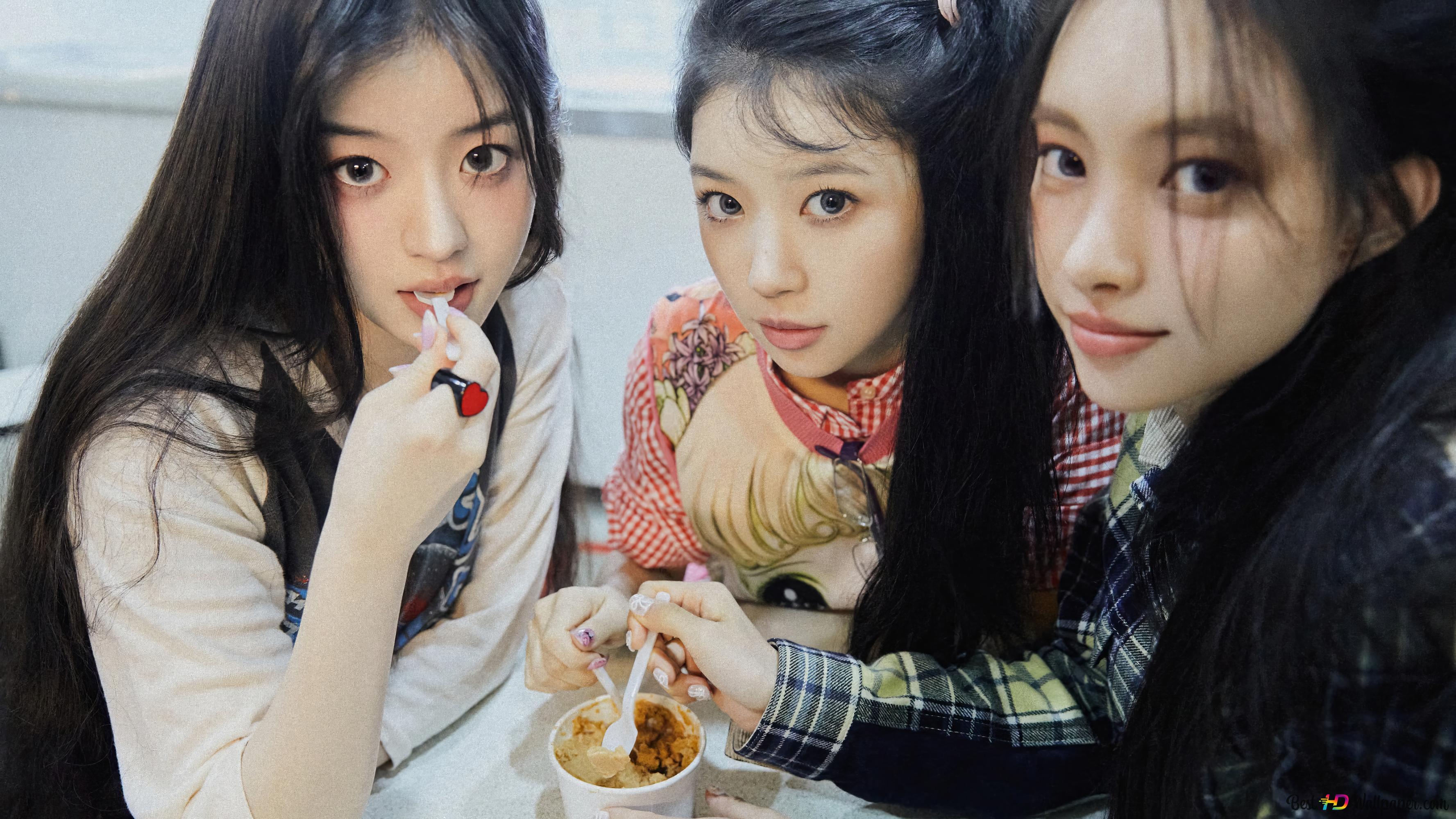 Yunah with Moka & Minju 4K wallpaper