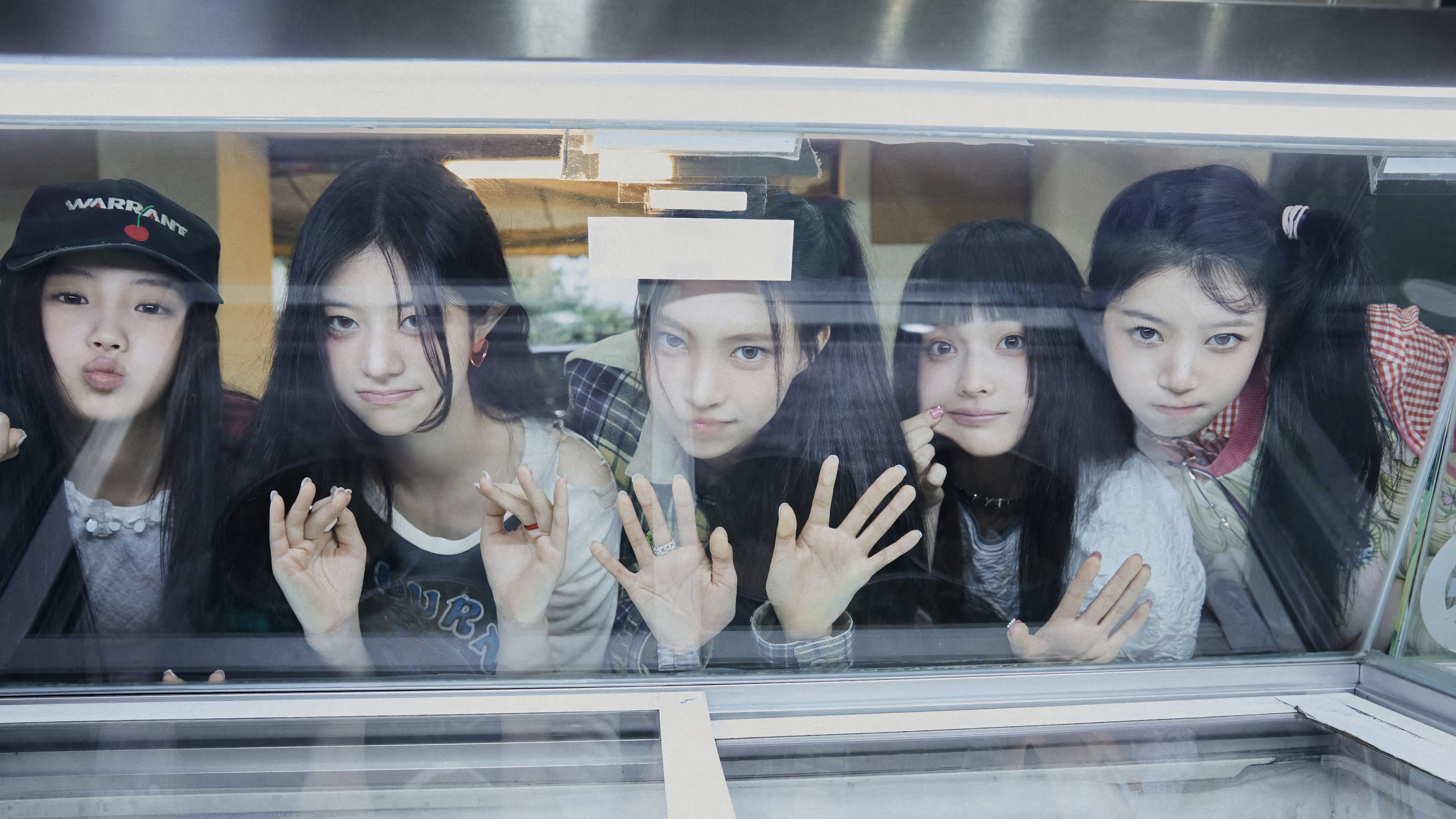 ILLIT Members Wonhee Minju Yunah Iroha