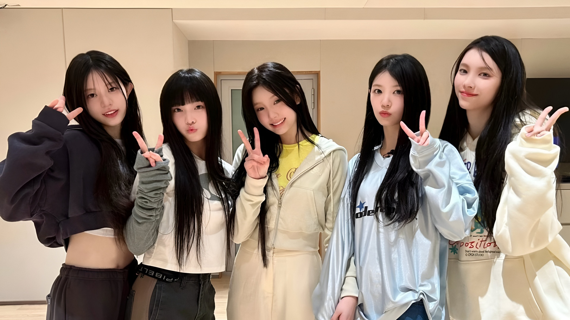 Best ILLIT Wallpaper [ HQ ]