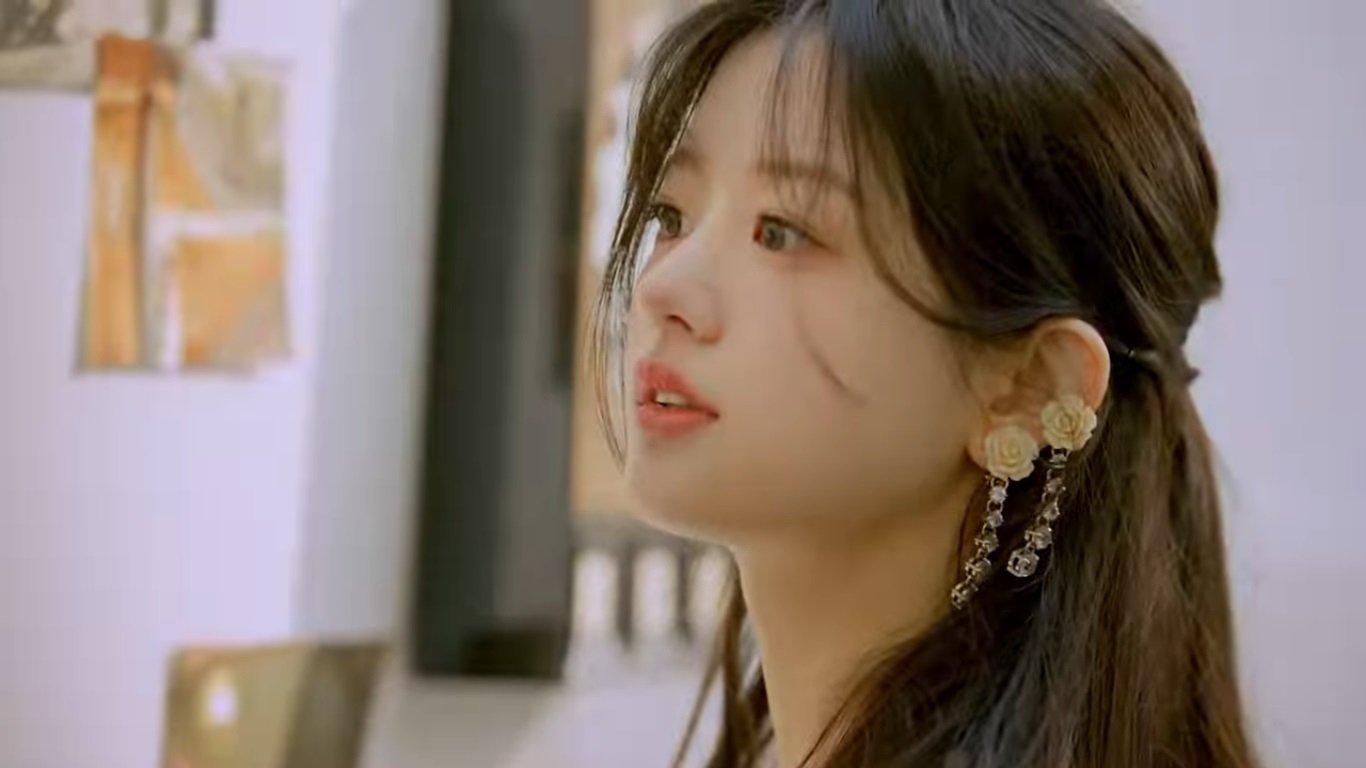 ILLIT's Minju tackles crossword puzzle