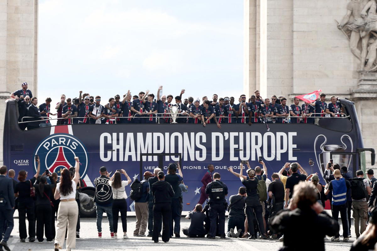 Jubilant PSG parade Champions League