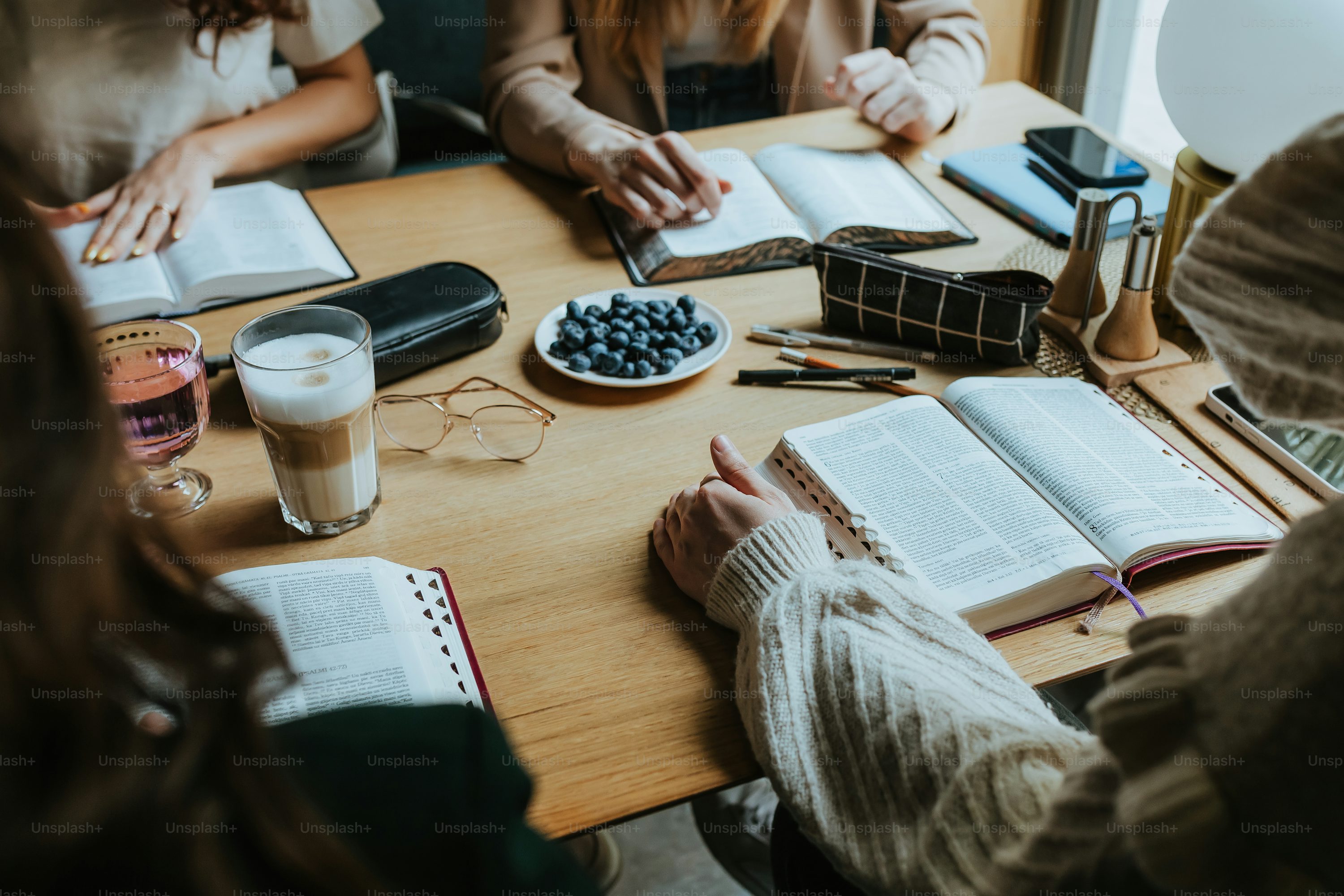 Bible Study Picture HD