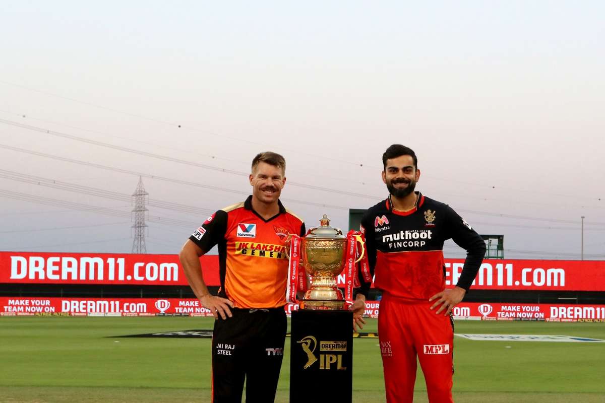 David Warner and Virat Kohli pose