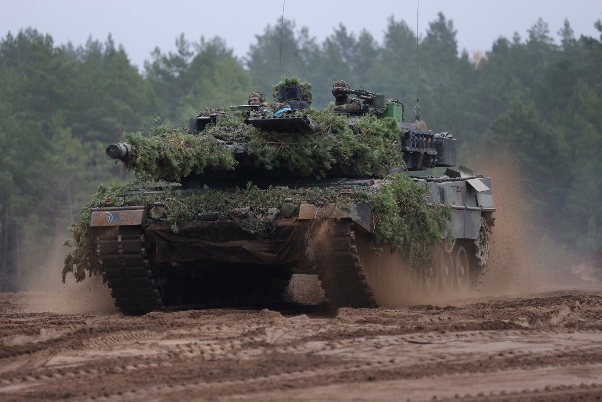 Leopard Tanks Arrive in Poland as