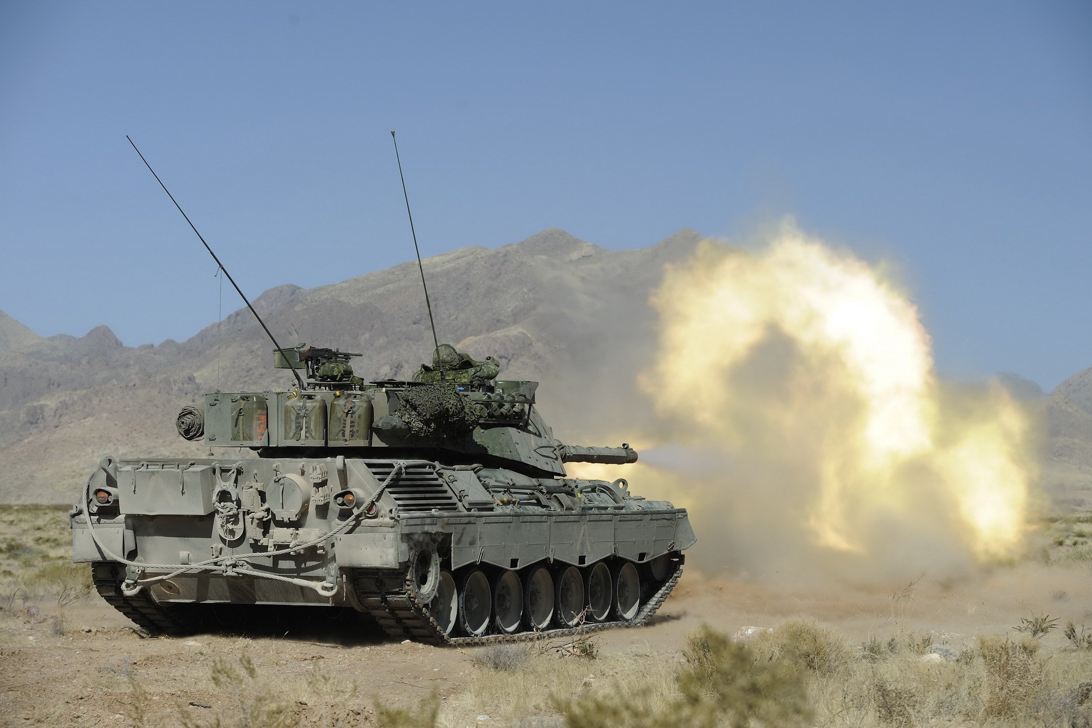 Download Military Leopard 2 HD Wallpaper