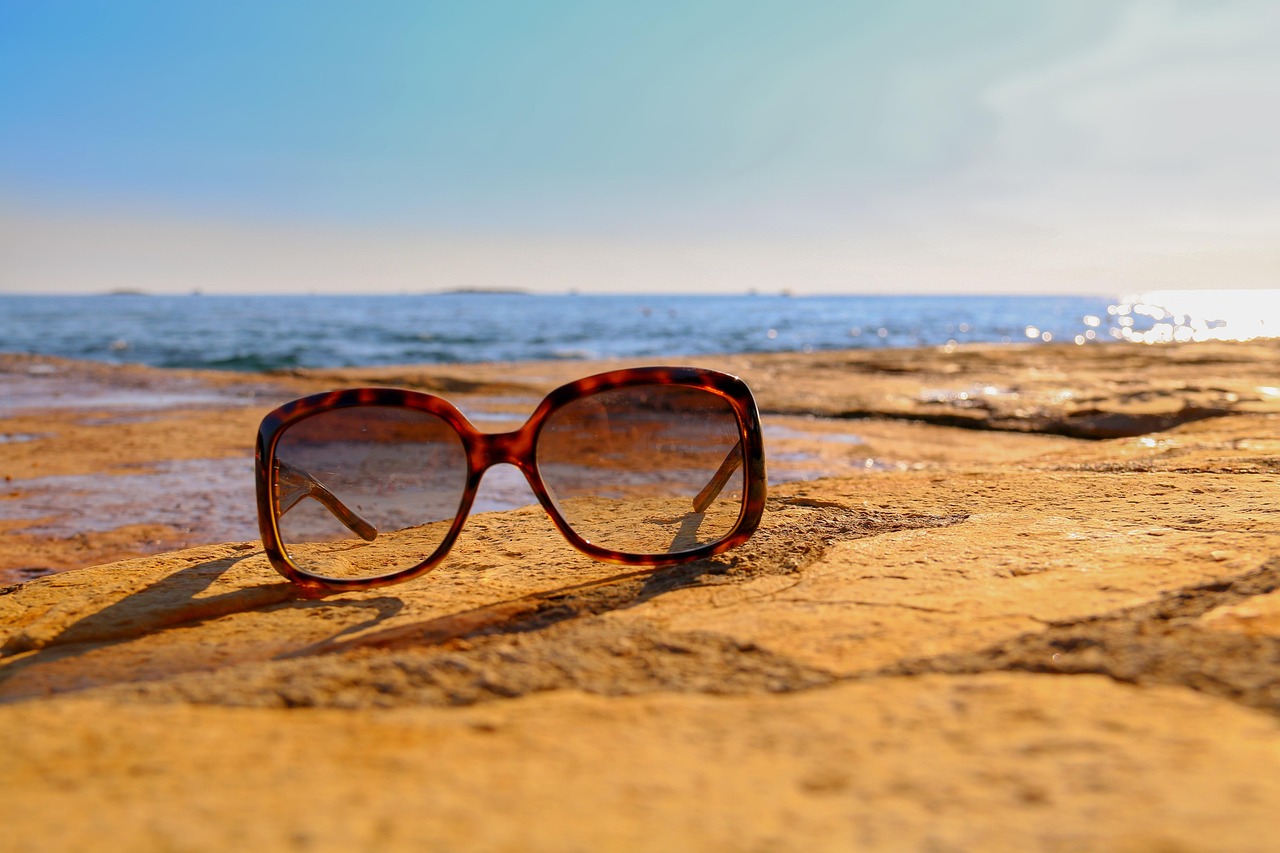 Beach Sunglasses & Sunglasses Image