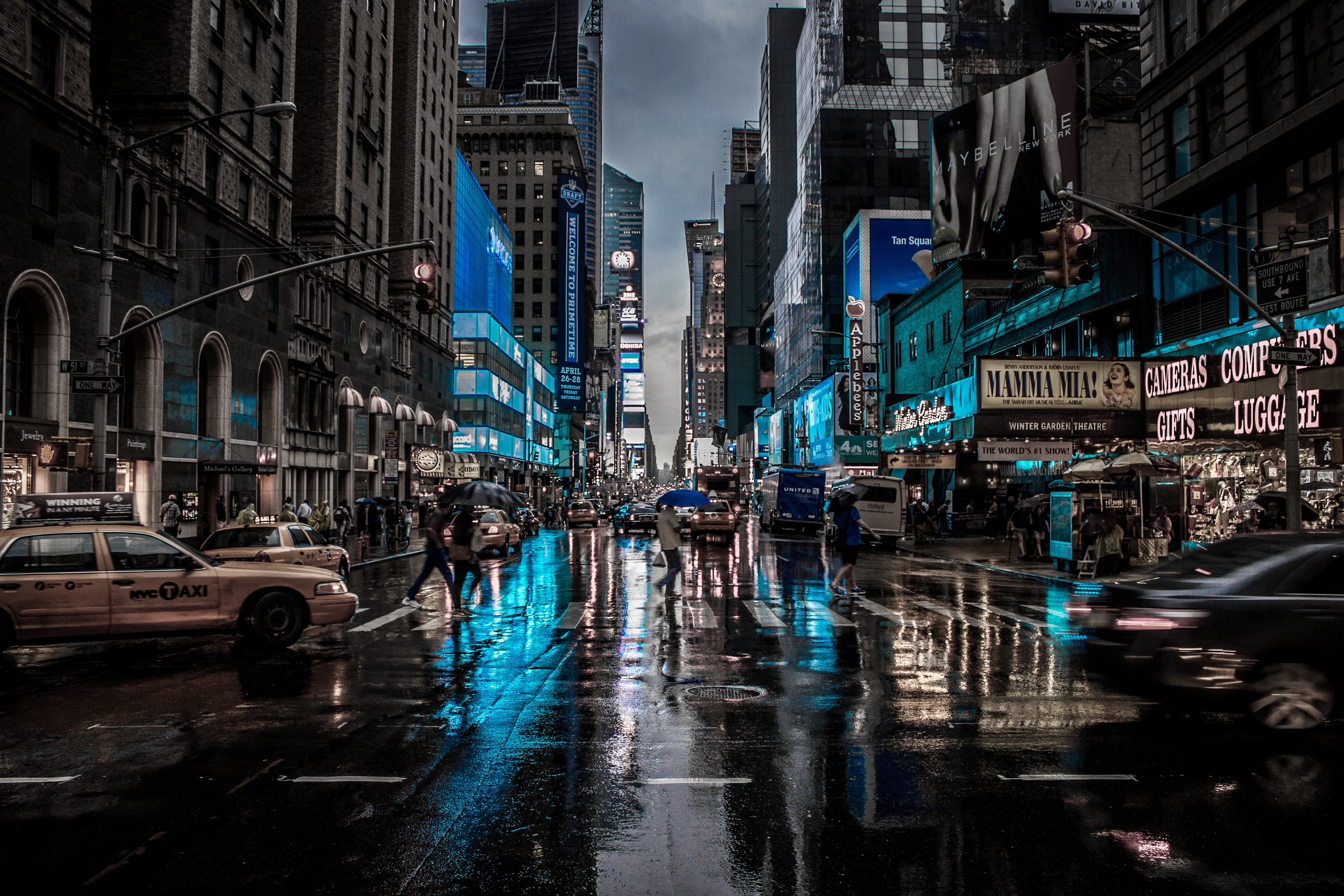 Vibrant Rainy Nights in New York Ultra HD Wallpaper