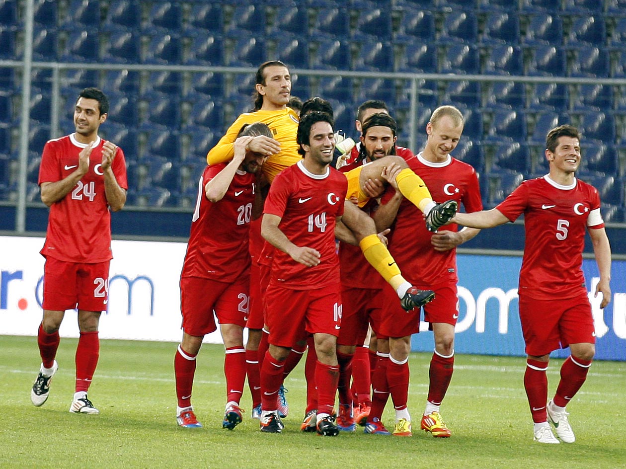 Rüştü Reçber makes his jubilee from national team