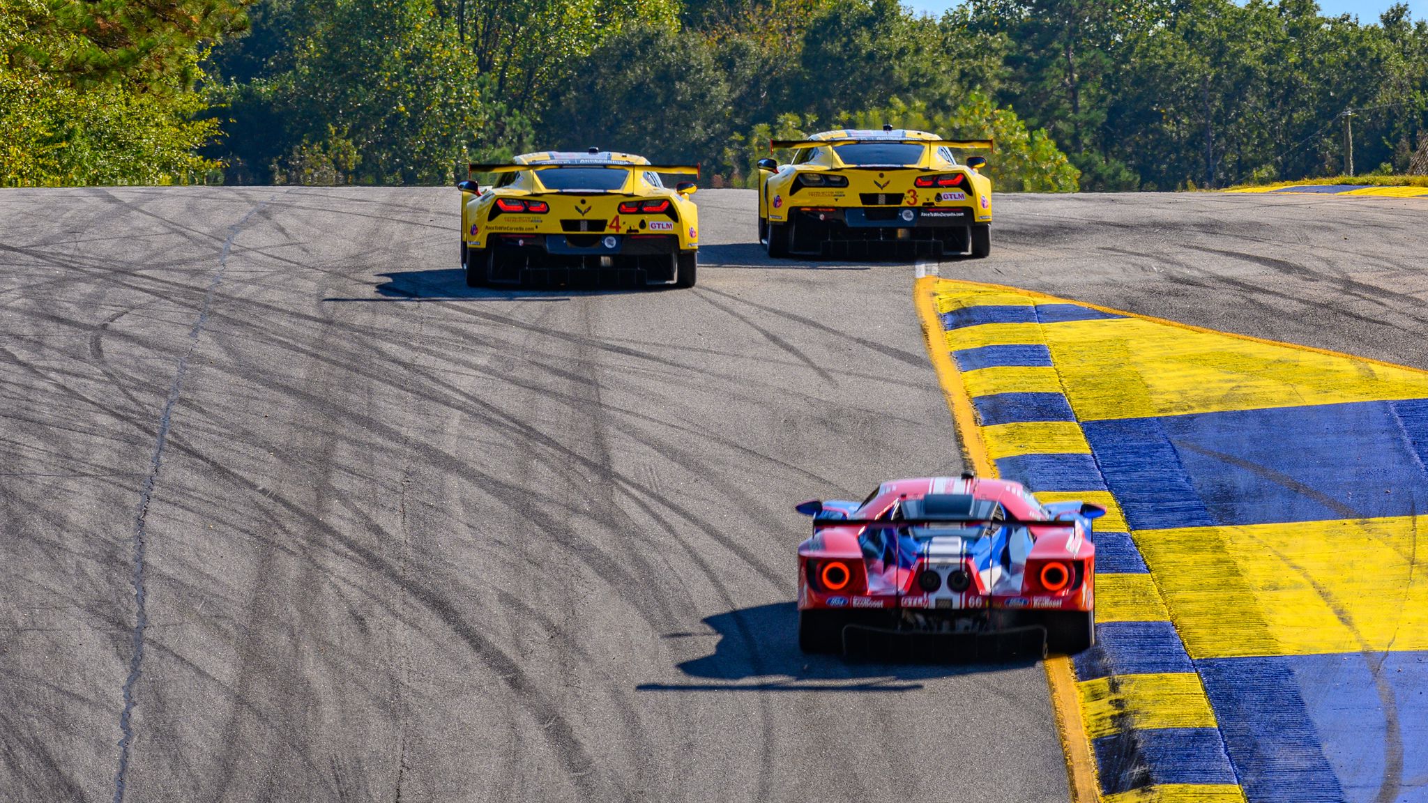 Download wallpaper 2048x1152 sports car, cars, race, track ultrawide monitor HD background