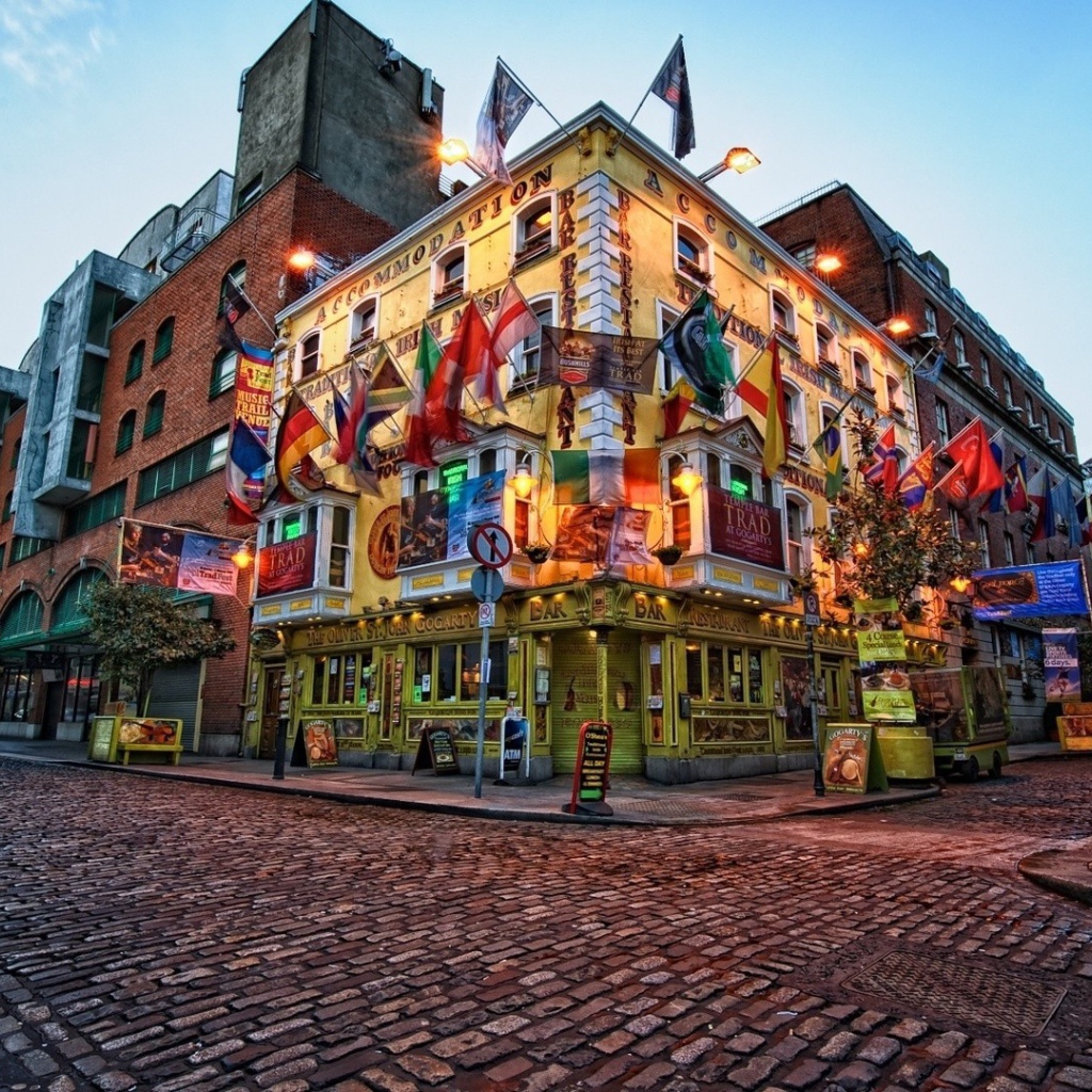 Bar with flags on a street corner in Dublin Desktop wallpaper 1024x1024