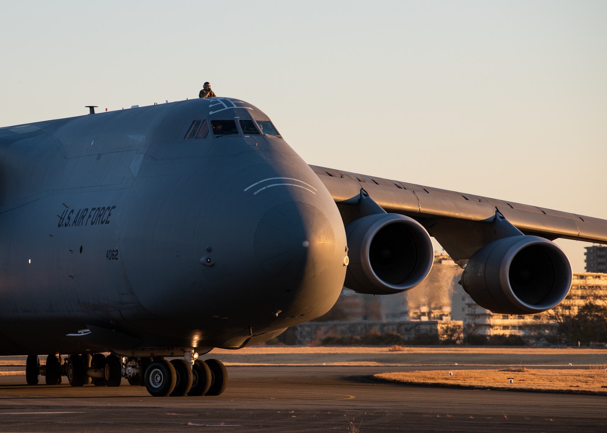 DVIDS 5 Super Galaxy Arrives Onboard NAF Atsugi [Image 1 Of 12]