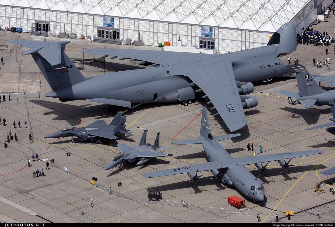 This Is How Huge The C 5 Galaxy Is (C 130 For Scale)