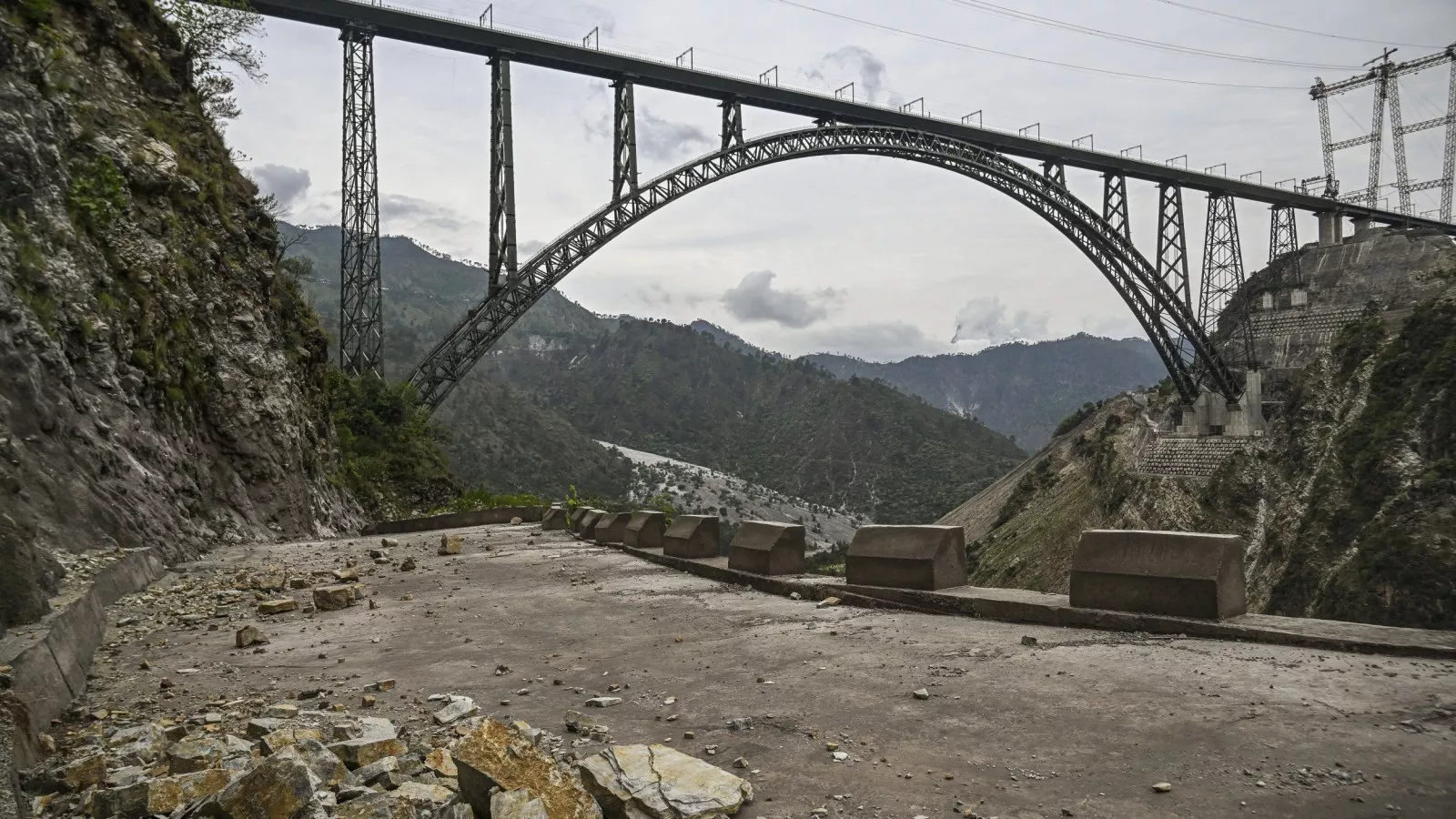 World's Tallest Railway Bridge Opens With Trains 1,178ft Above the Ground