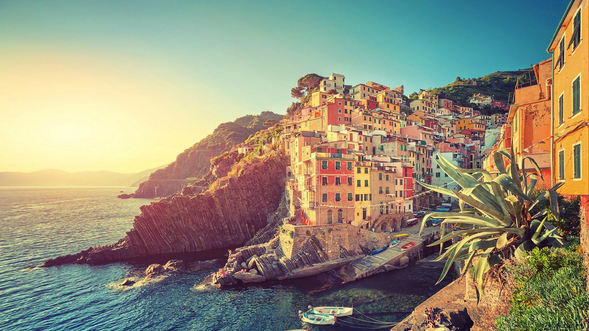 Stunning Riomaggiore: A Cinque Terre HD Wallpaper