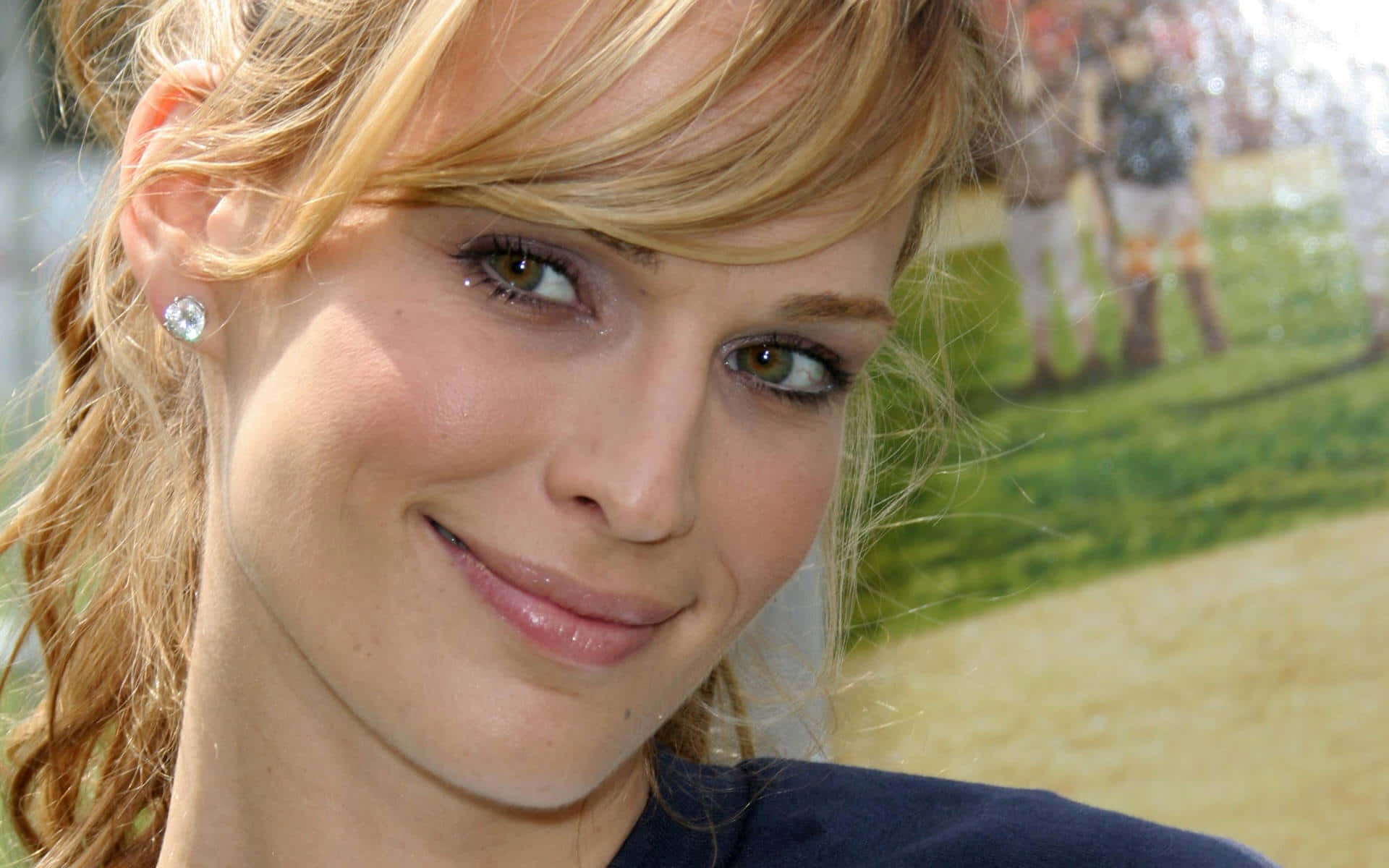 Download Elegant Molly Sims Posing Gracefully Wallpaper