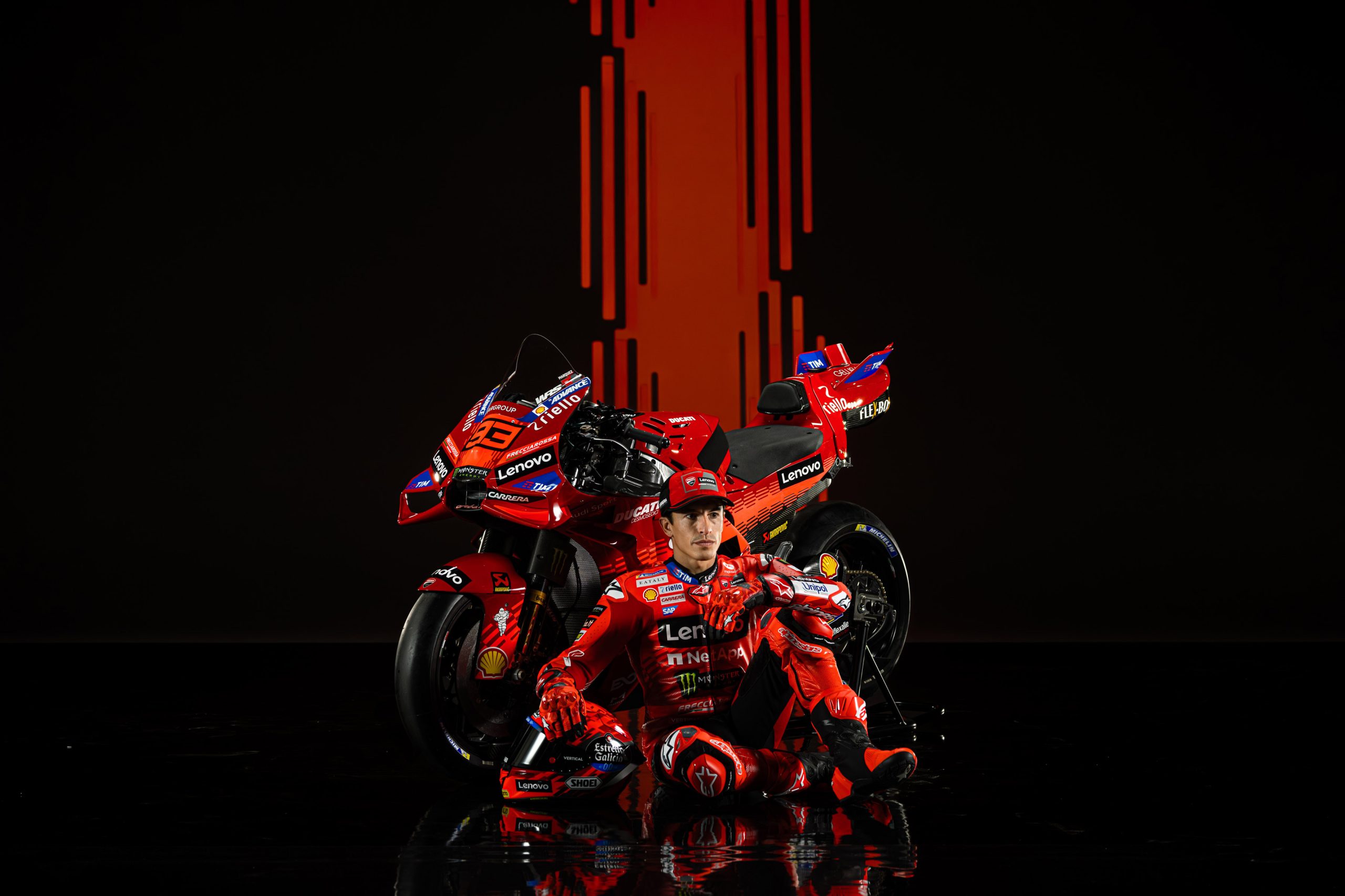 Marc Márquez as you've never seen him, in full 'Ducati' red: See the rider in the official colors for the attack on 2025 MotoGP season