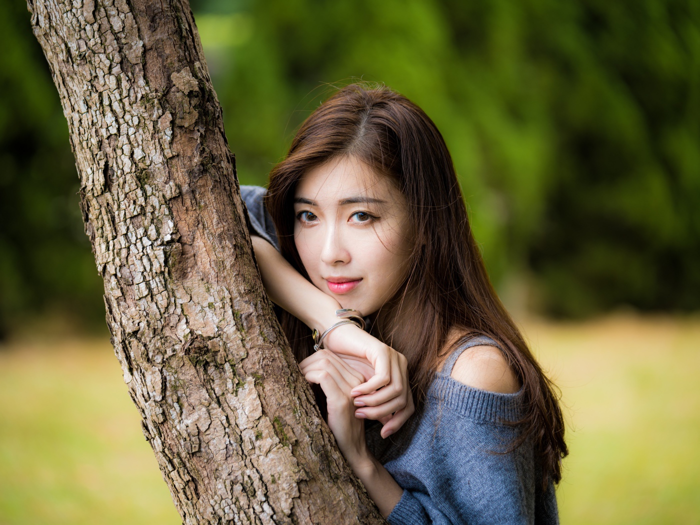 Dreamy Asian girl stands by the tree Desktop wallpaper 1400x1050