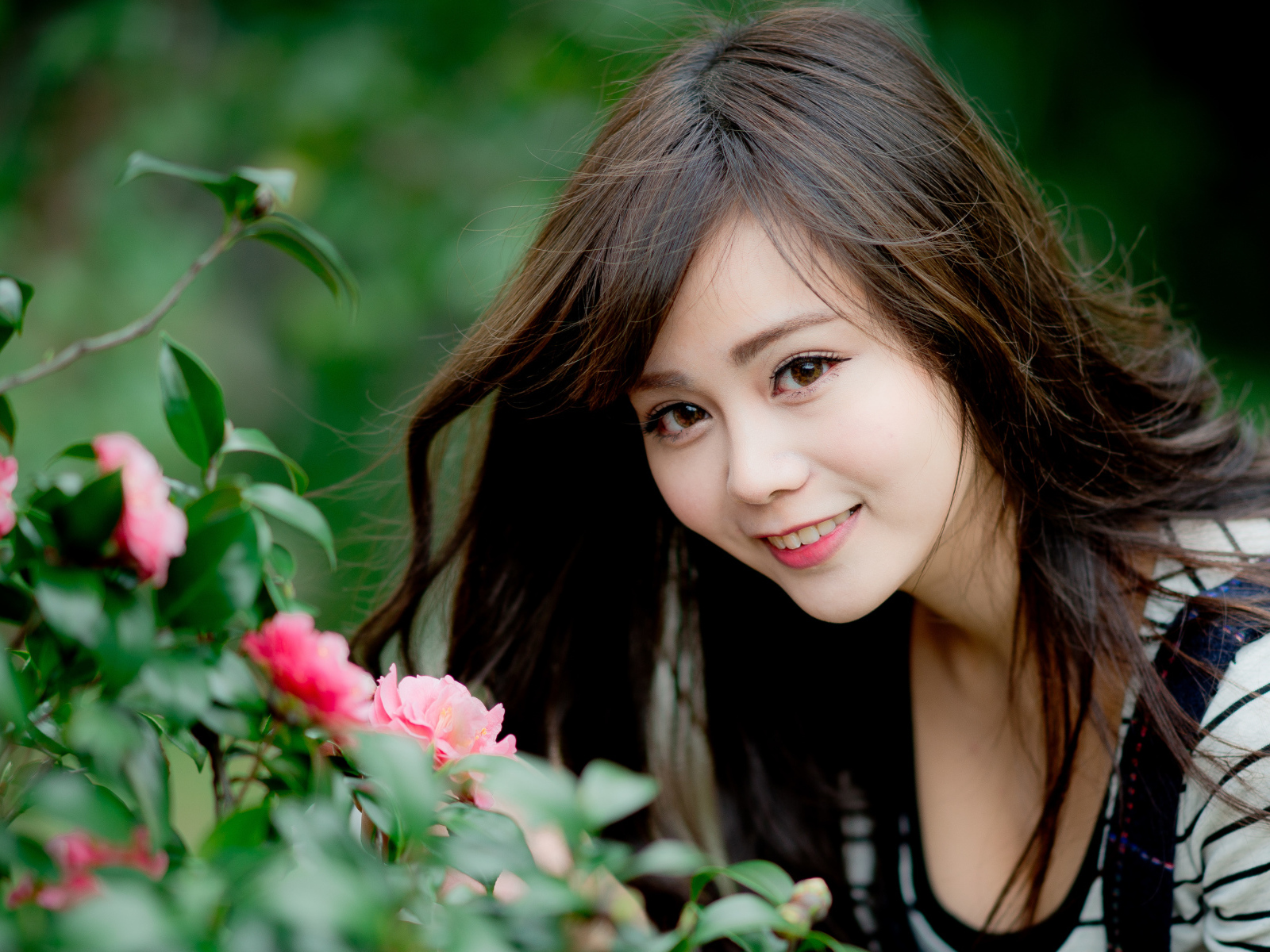 Beautiful Asian girl with brown eyes Desktop wallpaper 1600x1200