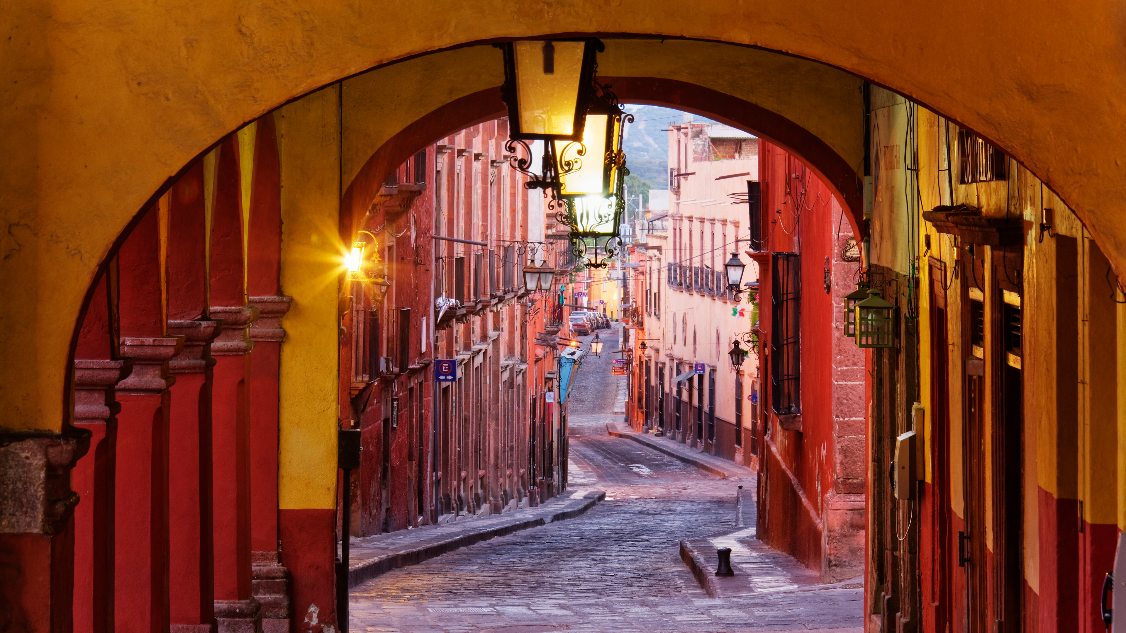 Bing HD Wallpaper May 5, 2024: Colonnade in San Miguel de Allende, Guanajuato, Mexico wallpaper