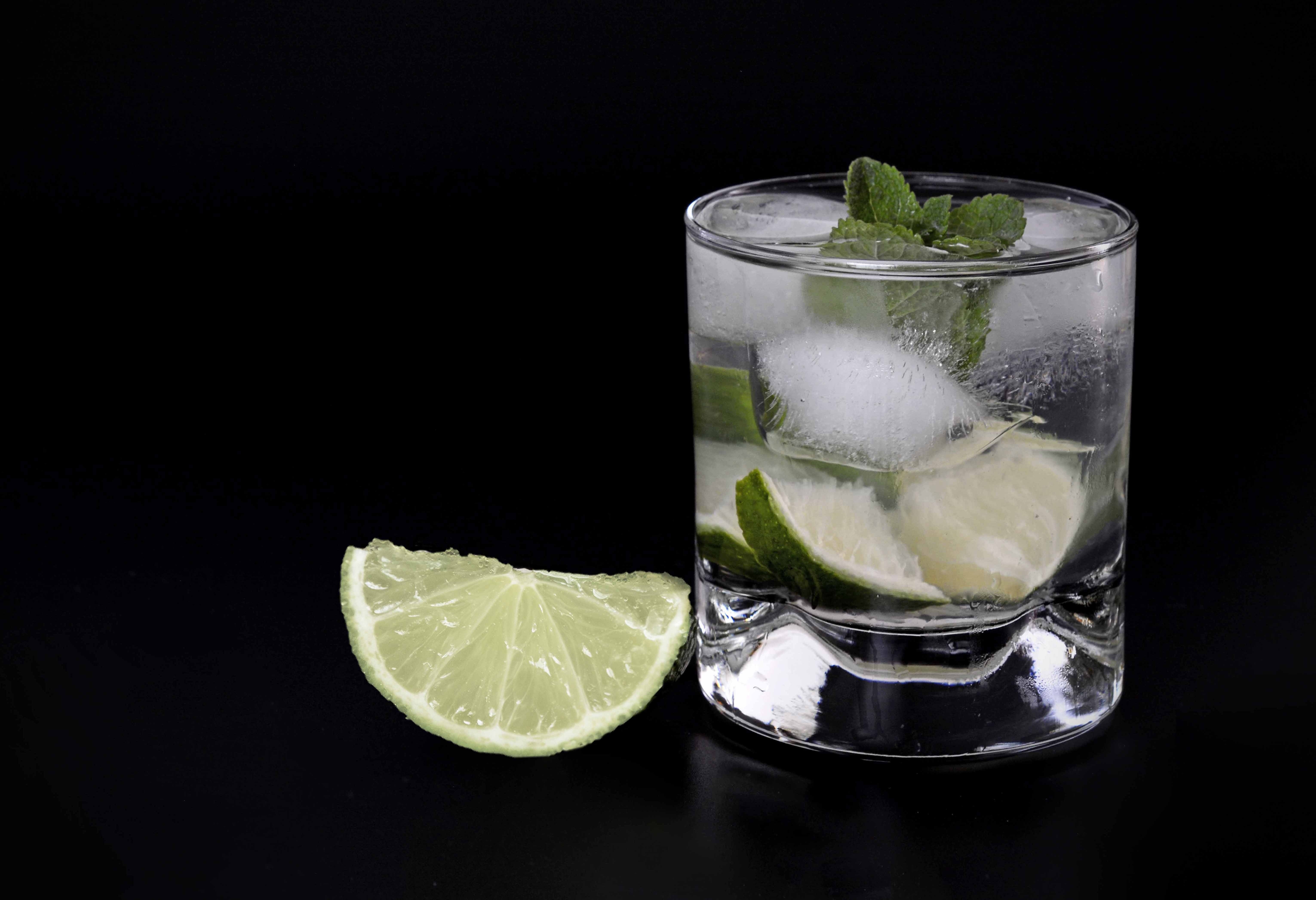 Caipirinha cocktail on a black background with a lime slice Desktop wallpaper 600x382