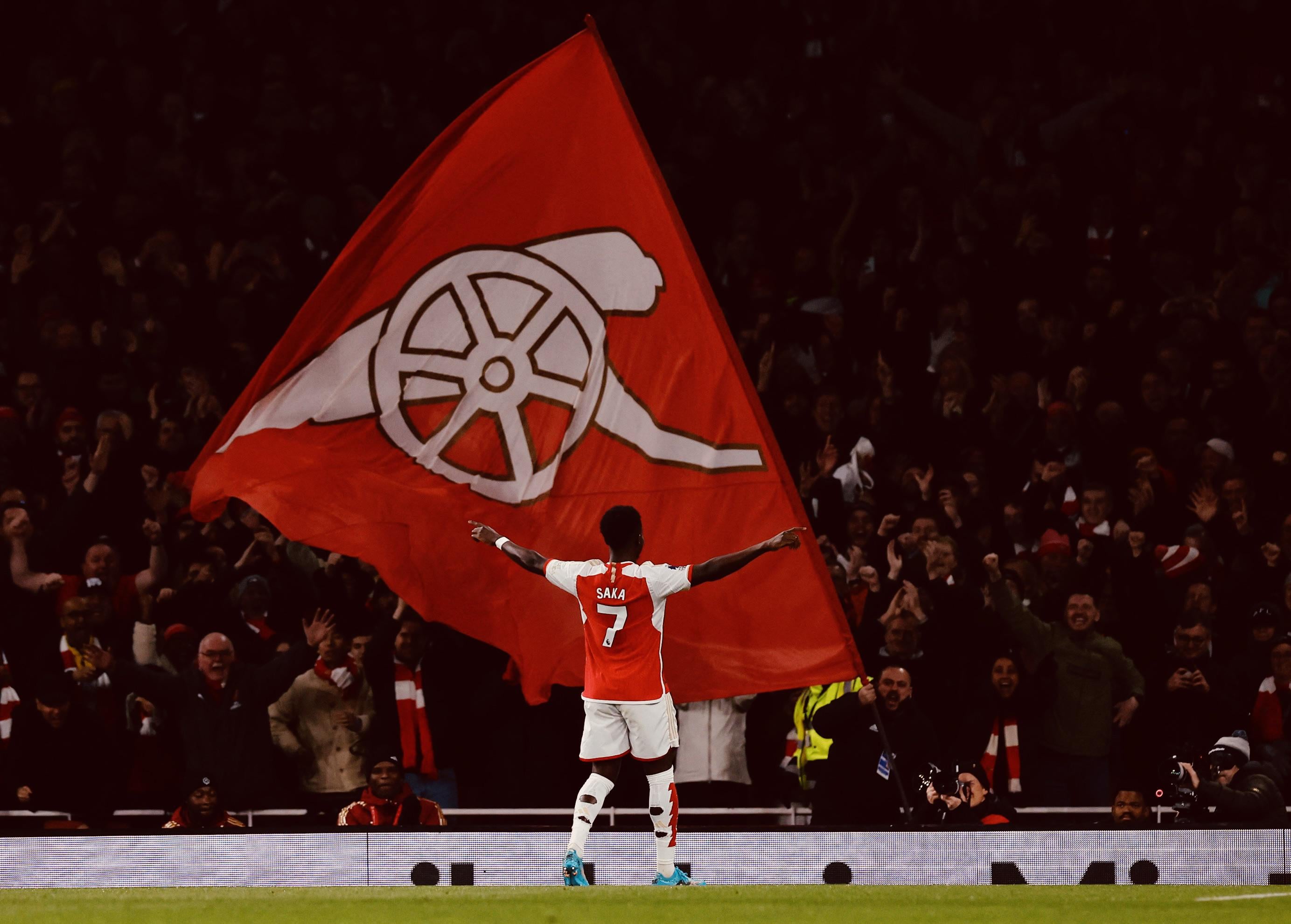 Help me with a new wallpaper for my phone Arsenal related