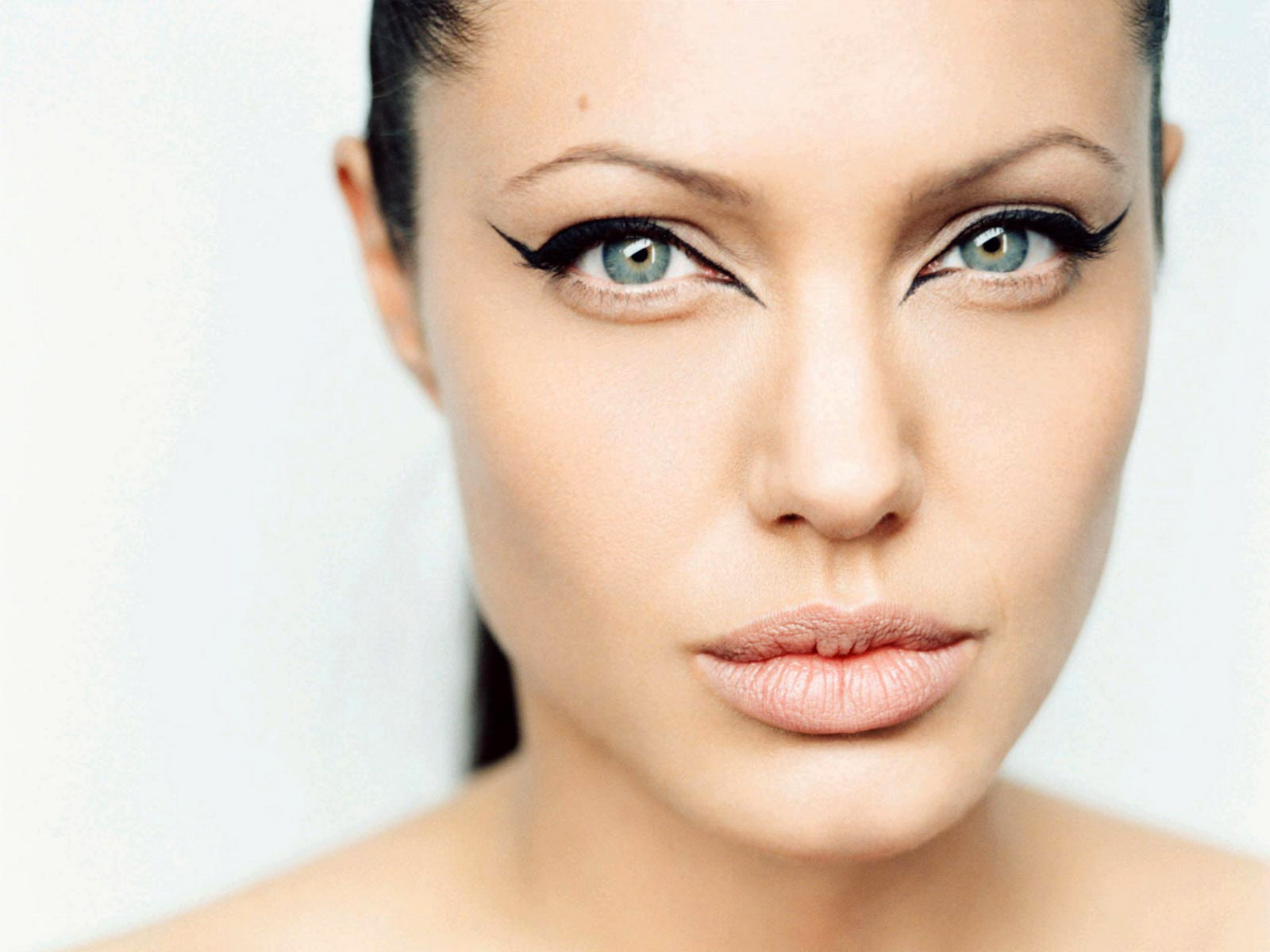 Angelina Jolie makeup Desktop wallpaper 1600x1200