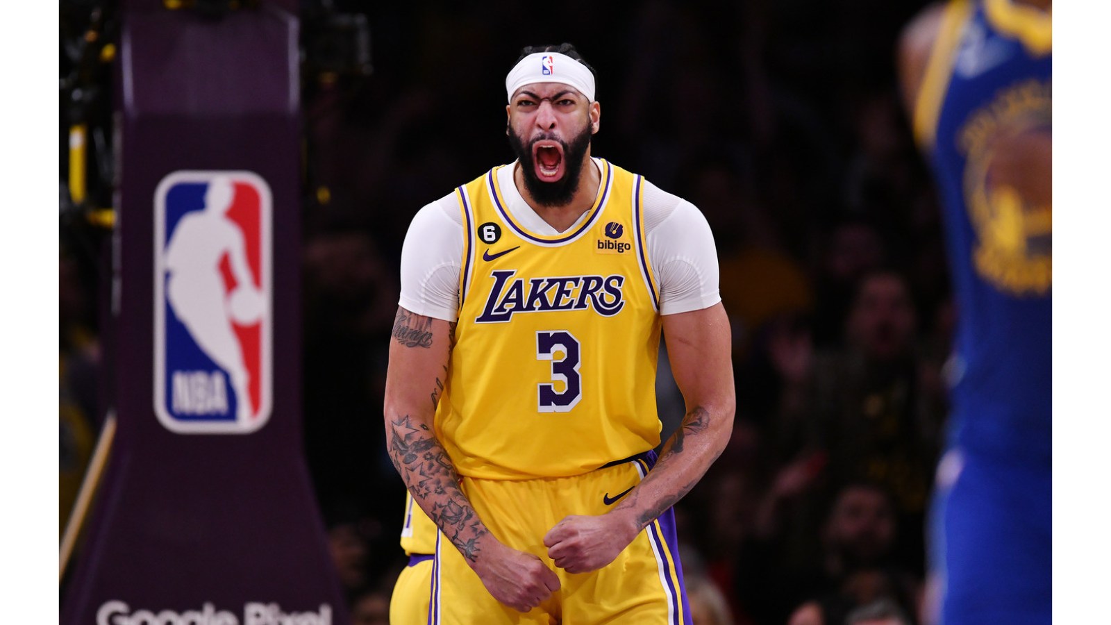 Anthony Davis, Lakers block out noise, thwart Golden State