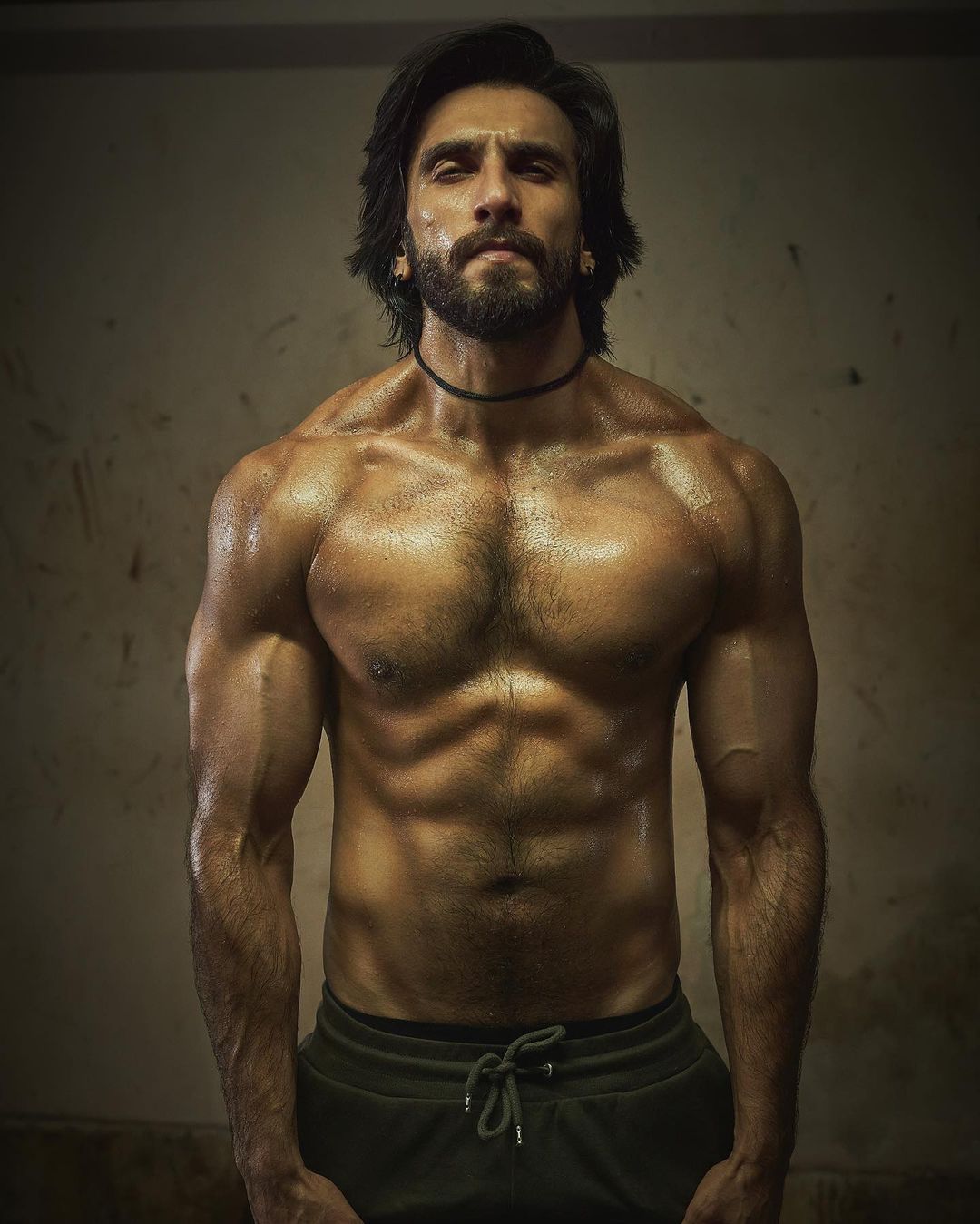 Ranveer Singh's bare body pics sets temperature soaring as he flaunts his chiseled physique