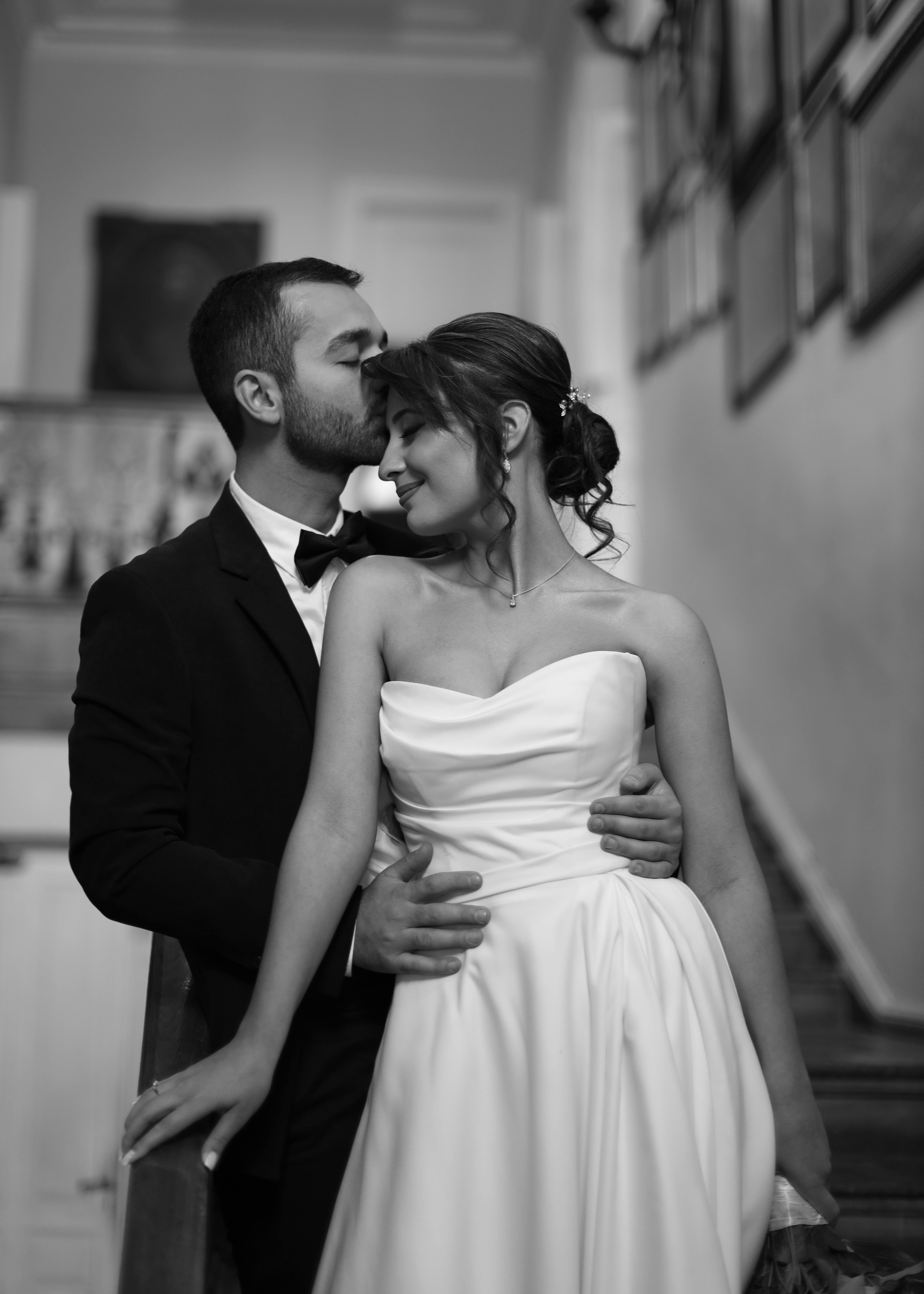 Romantic Black and White Wedding Portrait · Free