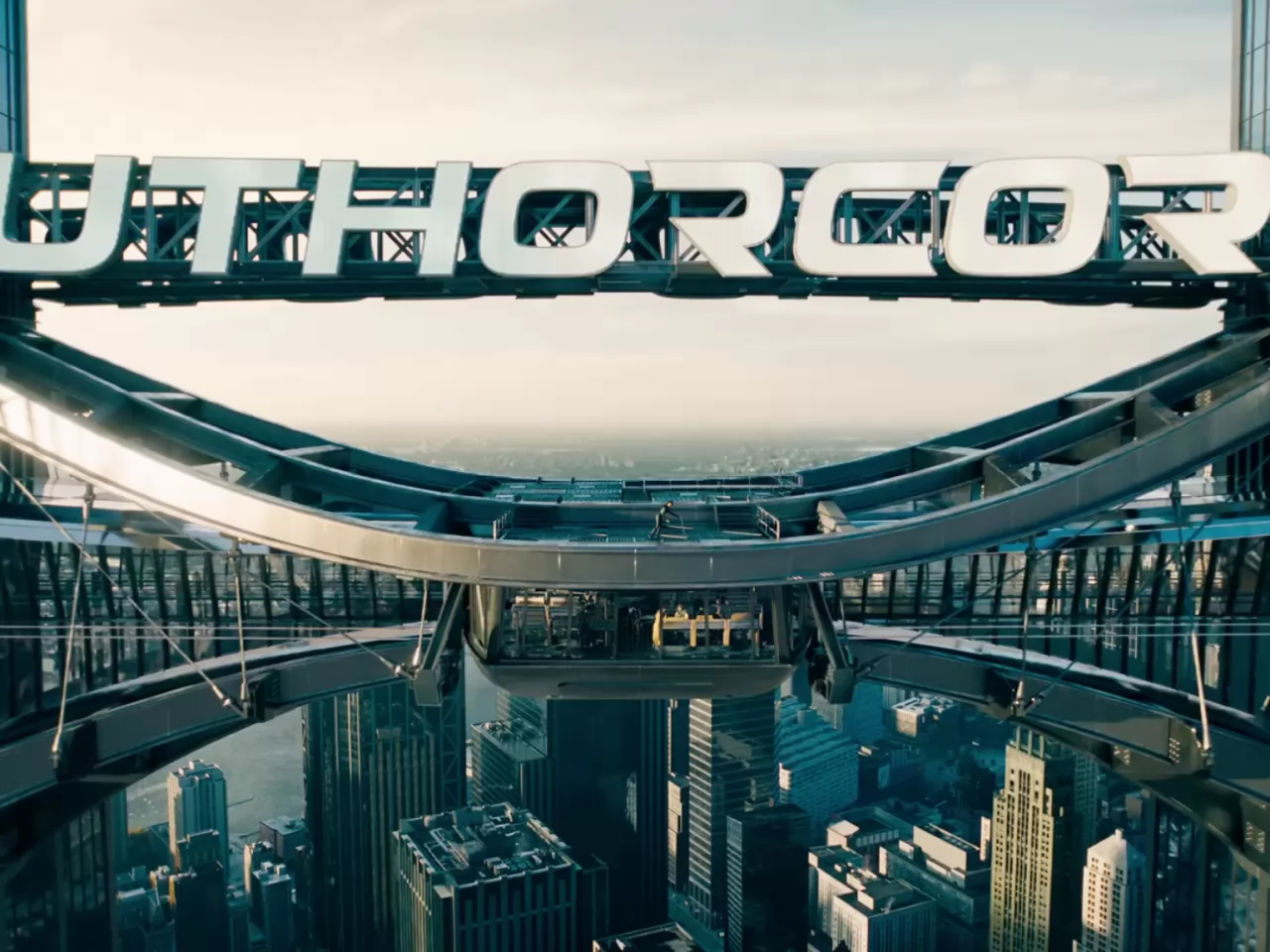 Superman: chi è il personaggio misterioso che compare sotto la scritta LuthorCorp?