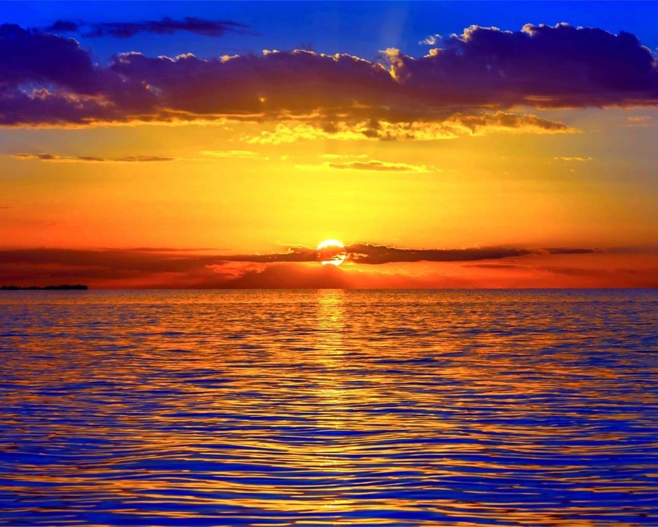 Beautiful summer sea sunset