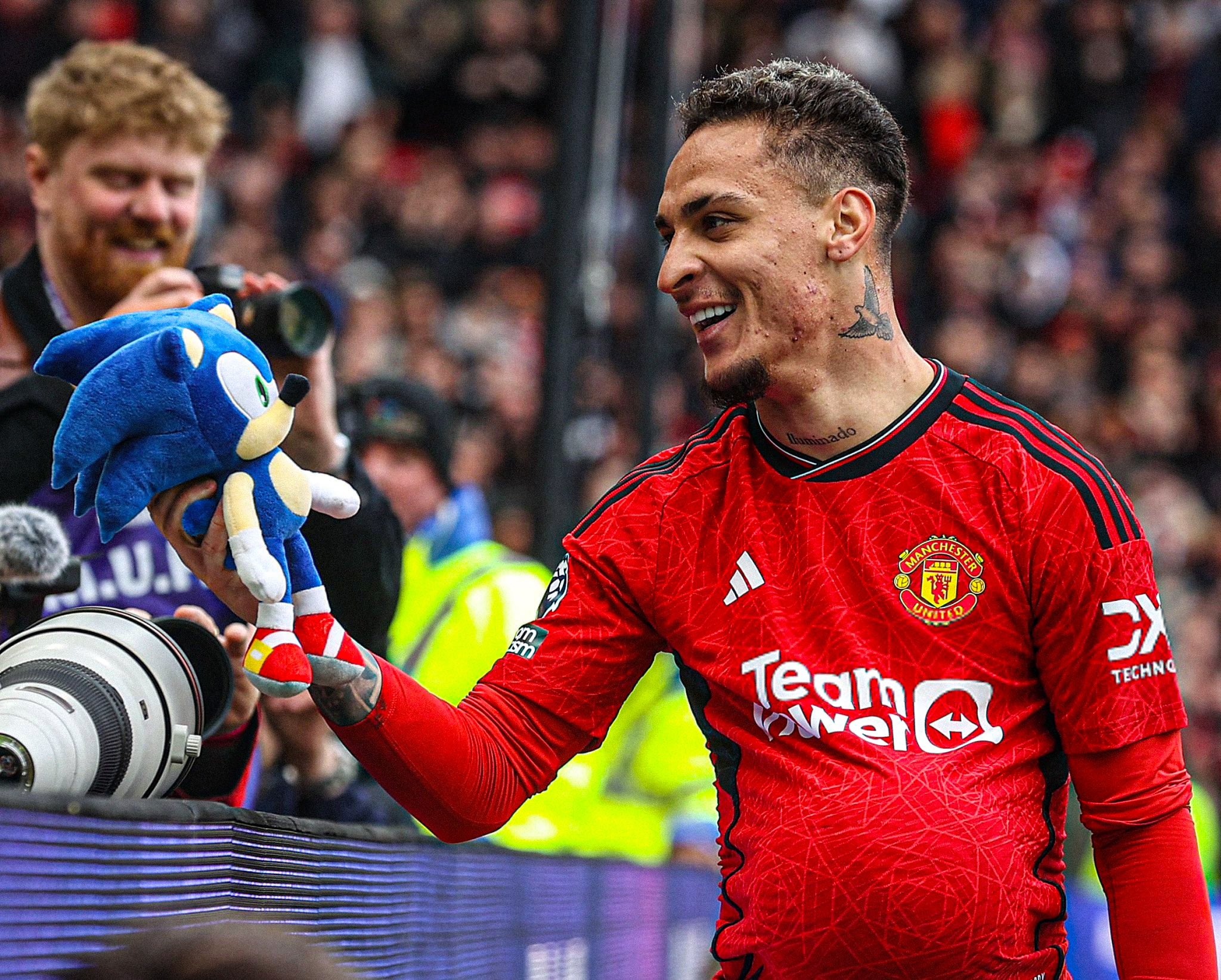 Cartoon Empire footballer, Antony Mattheus Dos Santos aka. Antony celebrated with a 'SONIC THE HEDGEHOG' plush after scoring for Manchester United in their match against Burnley in the English