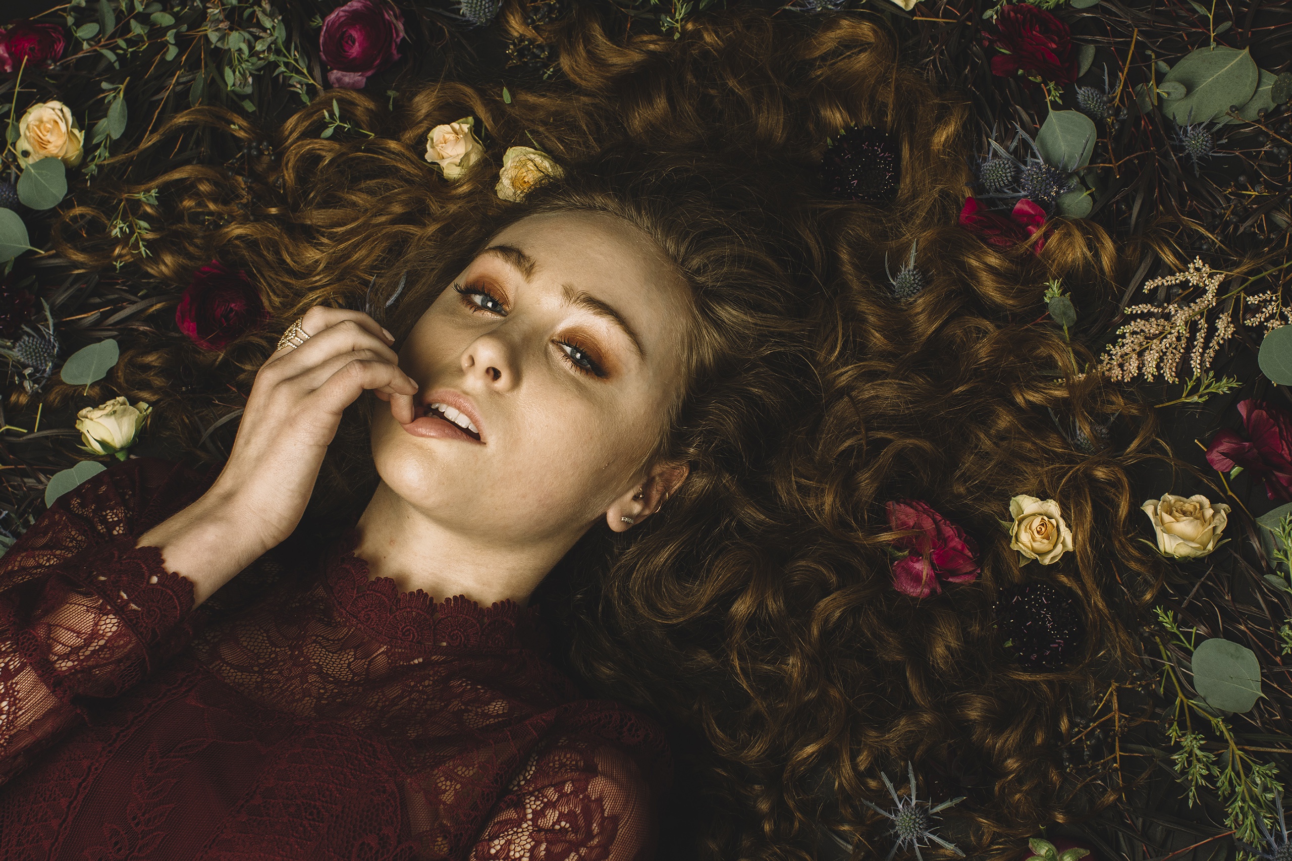 Wallpaper look, girl, flowers, hair, makeup, blouse, Chappell Roan for mobile and desktop, section девушки, resolution 2560x1706