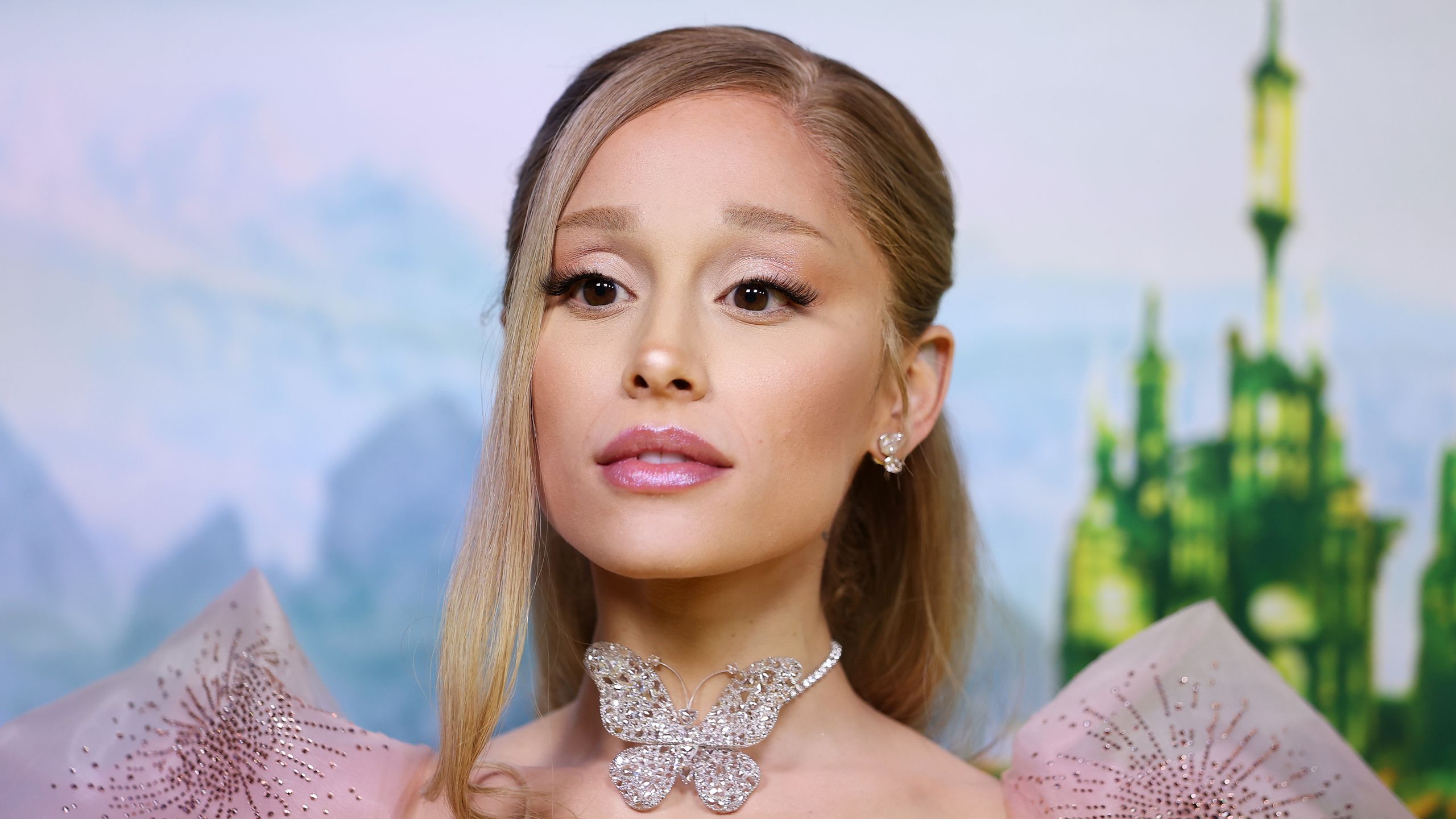 Ariana Grande Made an Unexpected Hair Color Change for the Golden Globes—See Photo