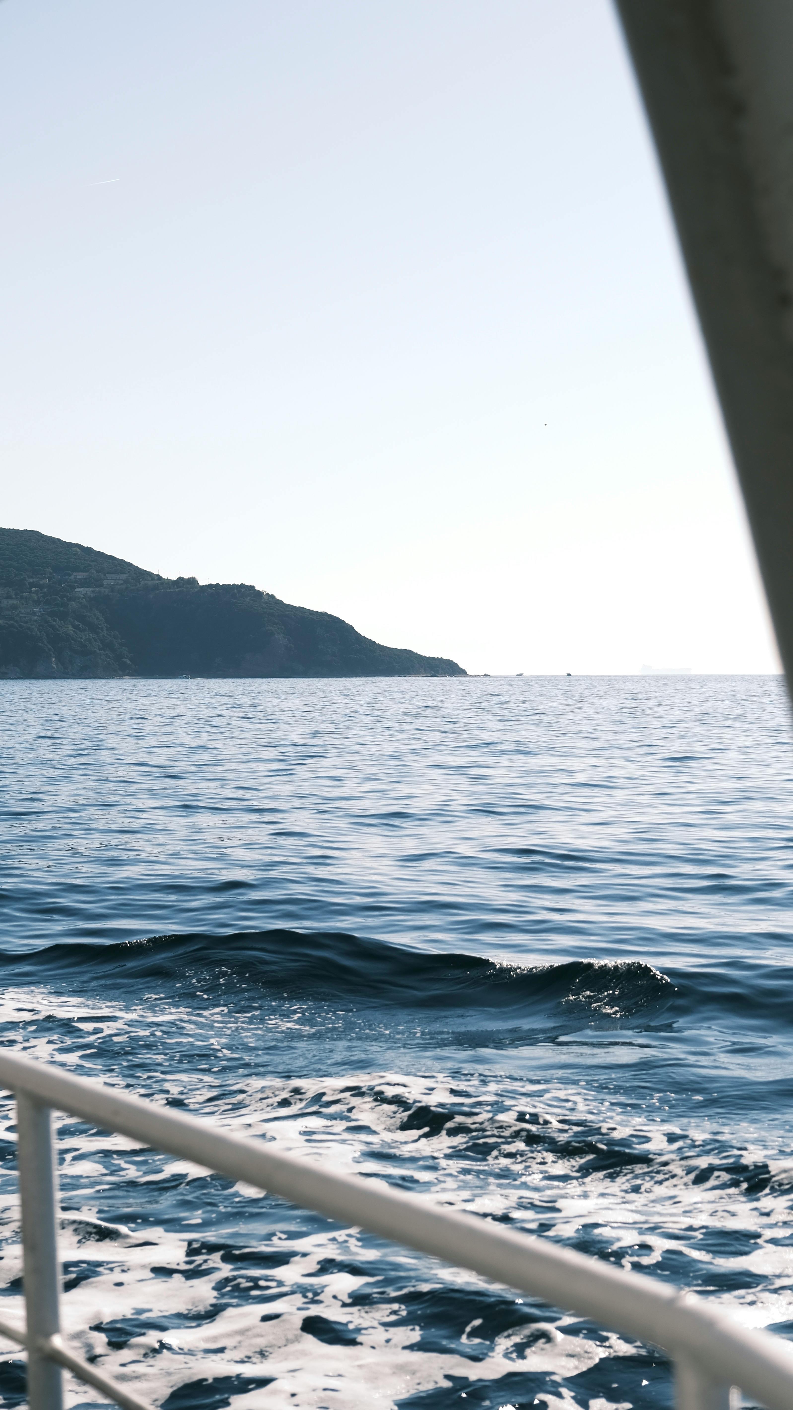 Serene Ocean View from a Boat in Summer · Free