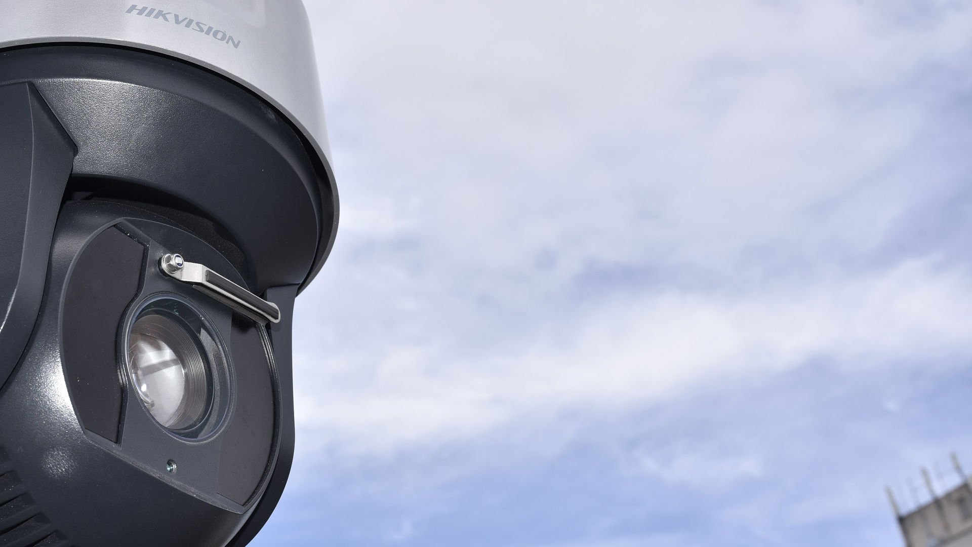 Hikvision Europe على X: Strong in daylight, stronger still at night we are talking about our #Hikvision #DarkfighterX PTZ Camera! Read the review and see image speak