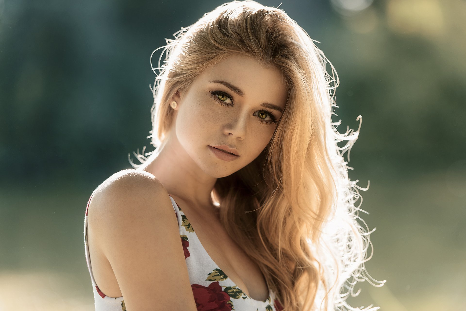 Elegant Blonde Model with Green Eyes HD Wallpaper
