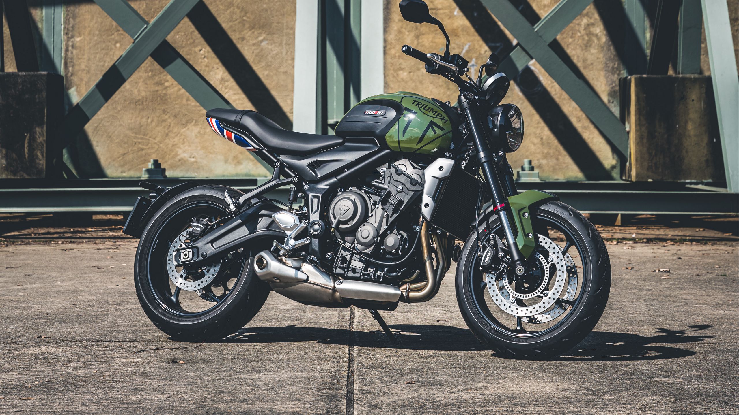 Download wallpaper 2560x1440 triumph, motorcycle, bike, green widescreen 16:9 HD background