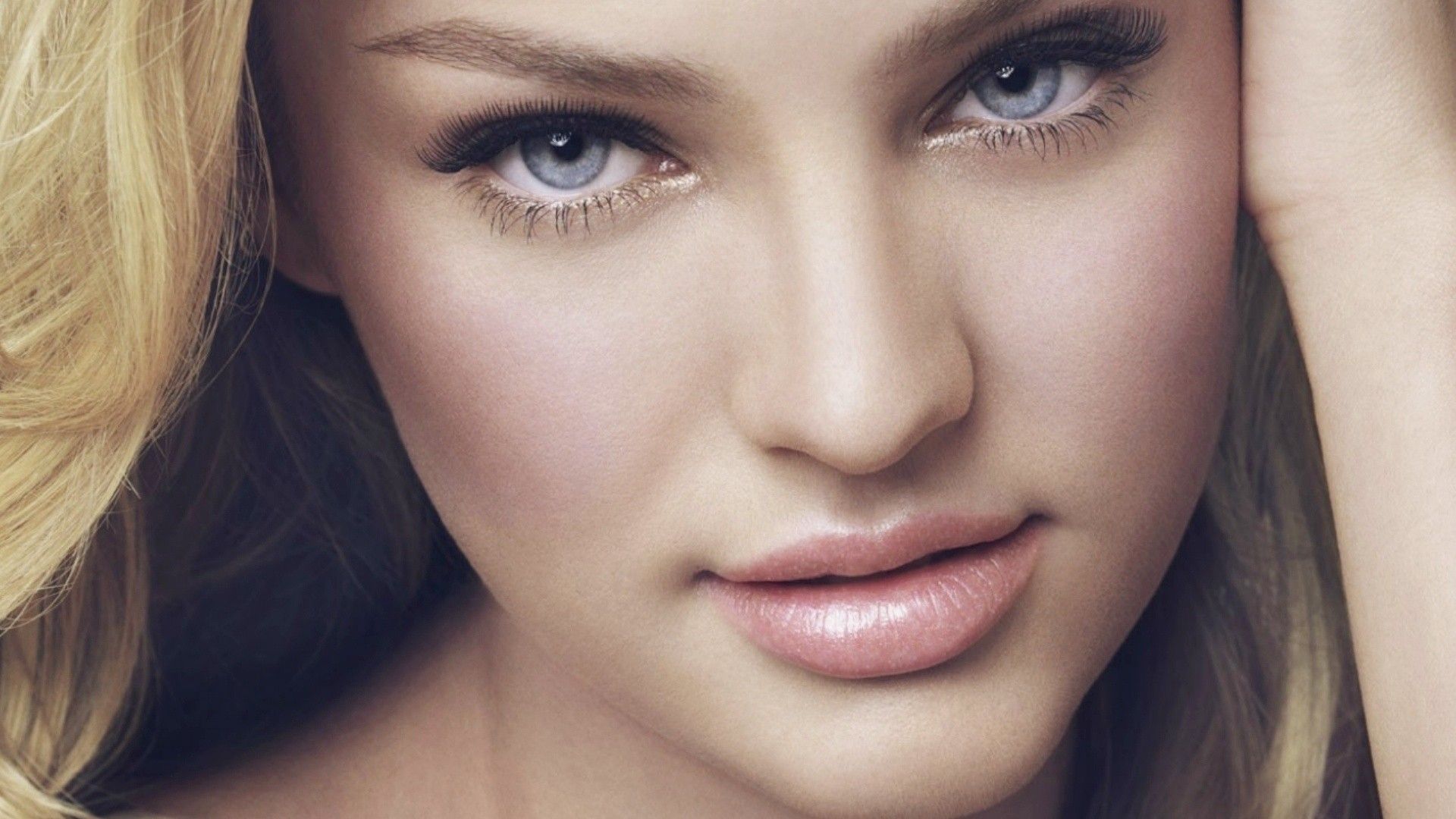 Beautiful woman face Wallpaper
