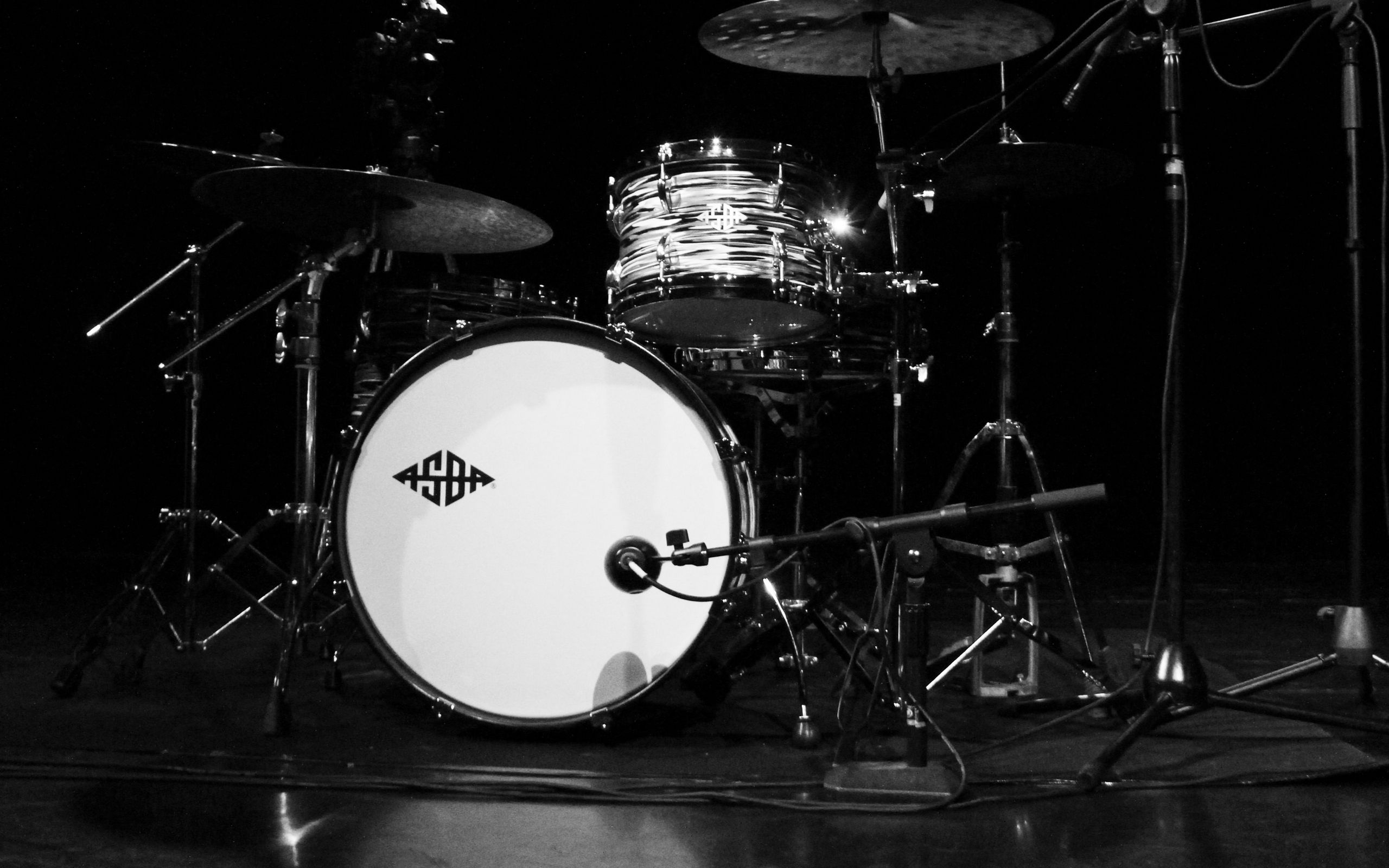 Download wallpaper 2560x1600 drums, drum kit, musical instrument, music, black and white widescreen 16:10 HD background
