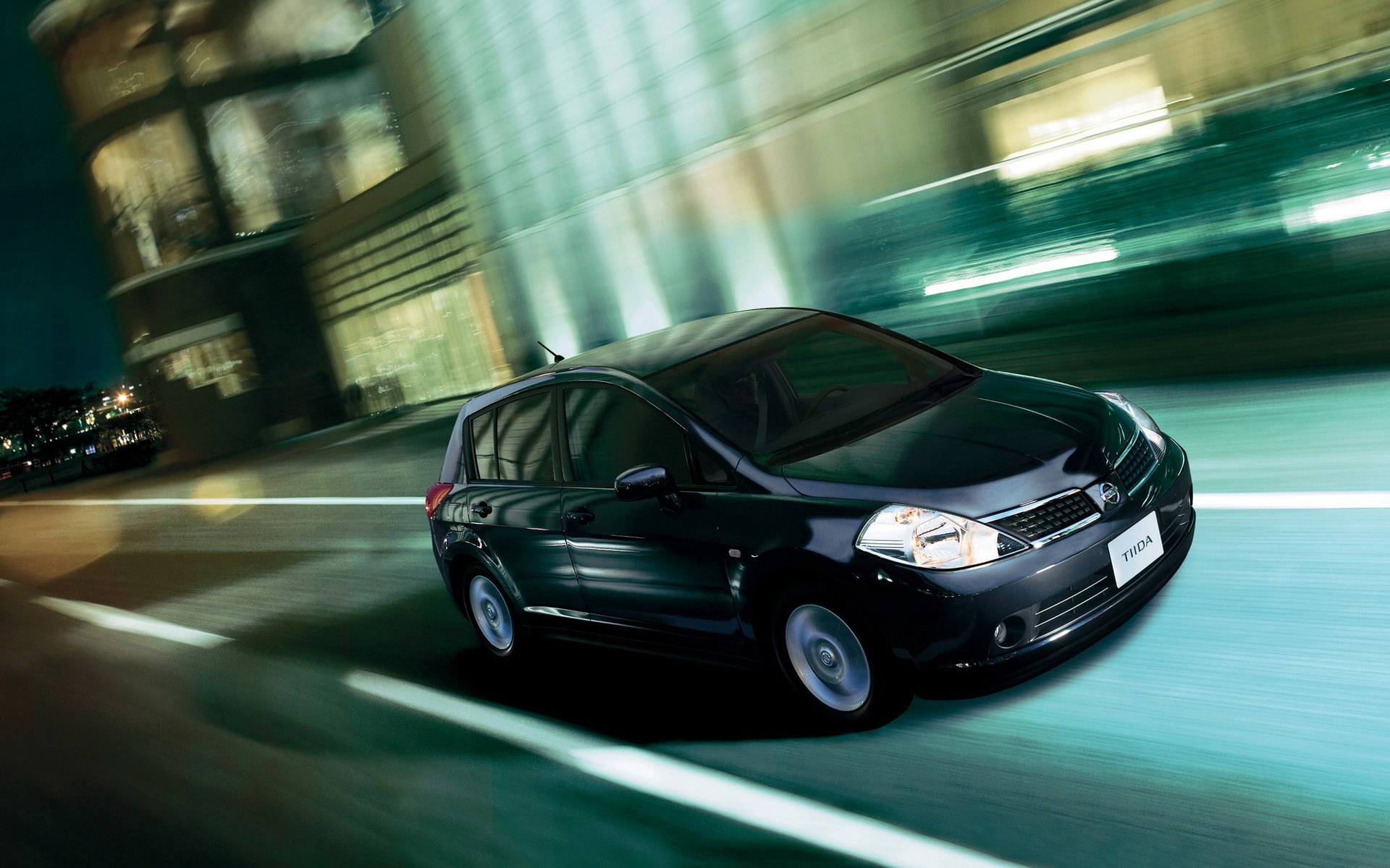 Nissan Tiida Hatchback Desktop wallpaper 1920x1200