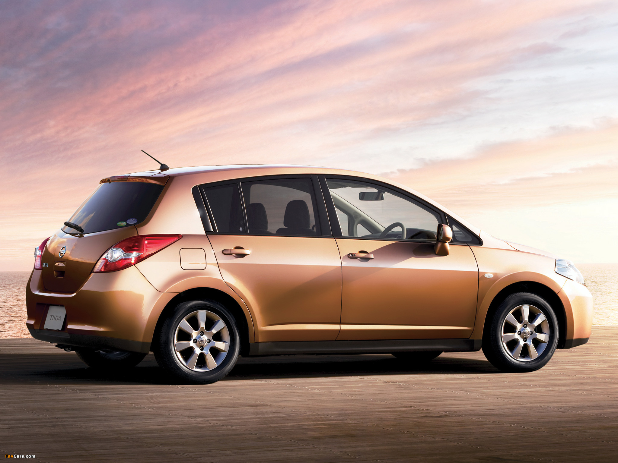 Nissan Tiida Hatchback JP Spec (C11) 2008–12 Wallpaper (2048x1536)