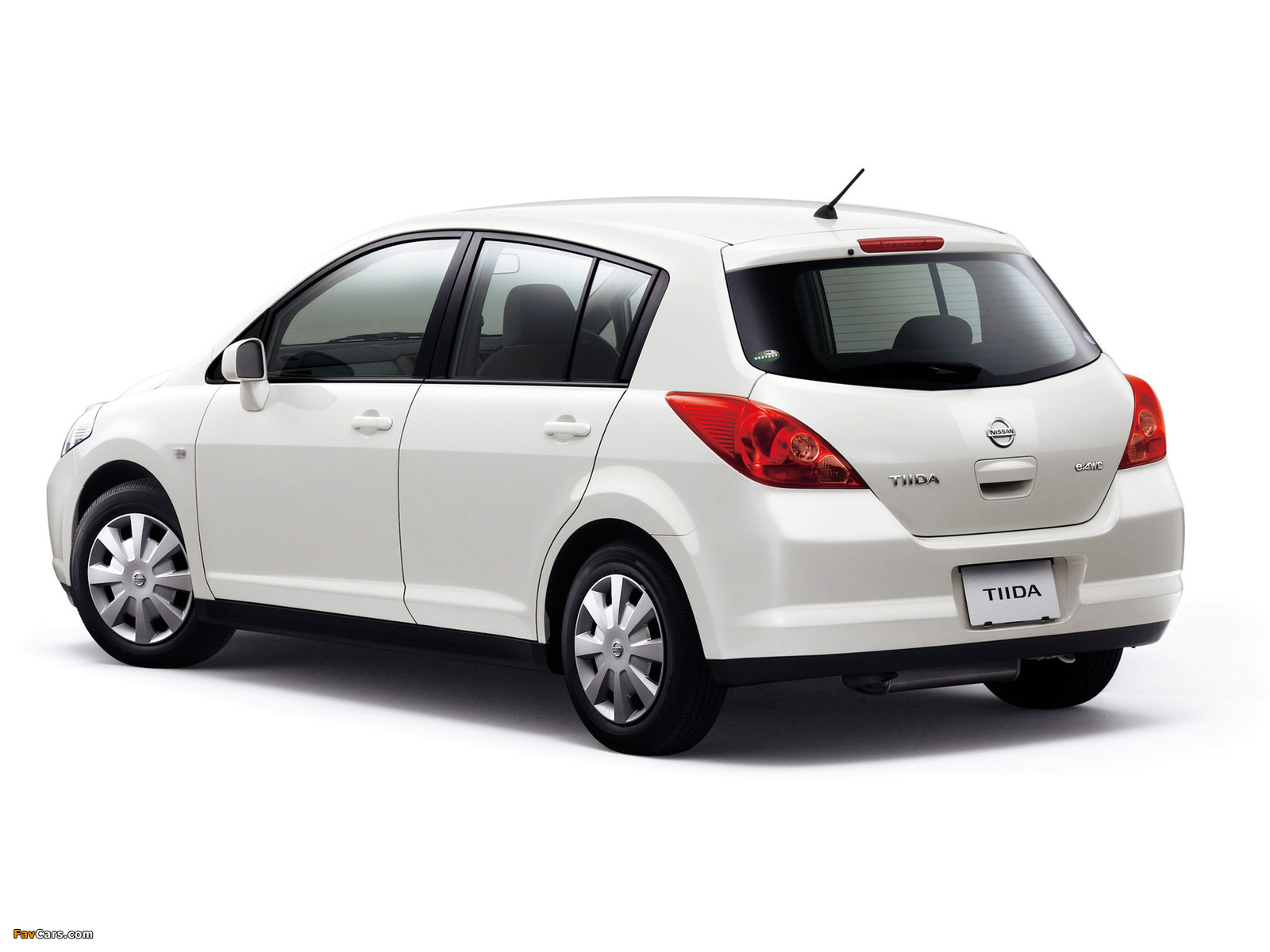 Nissan Tiida Hatchback JP Spec (C11) 2004–08 Wallpaper (1600x1200)