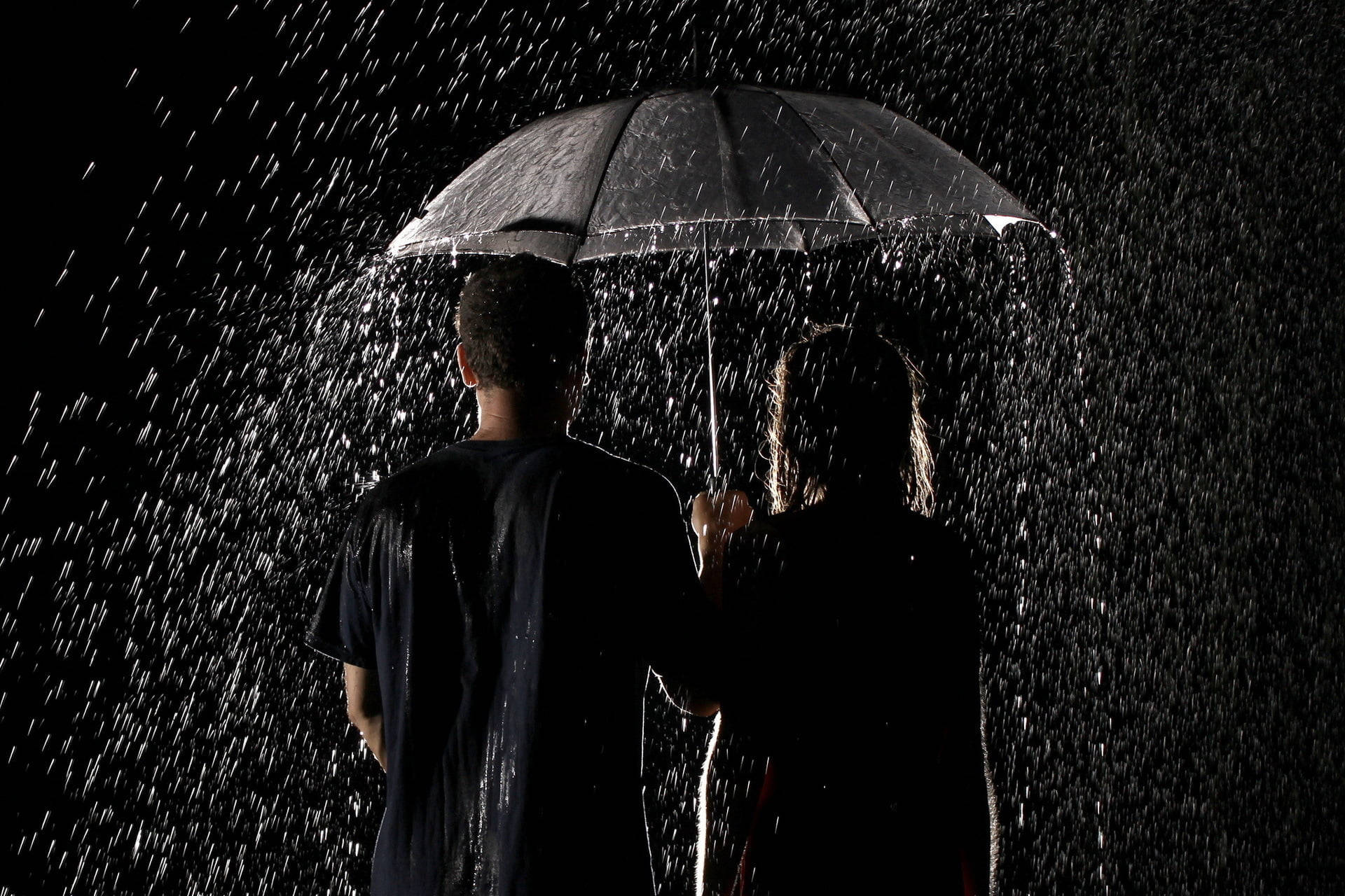 Download Rain Couple Black Wallpaper